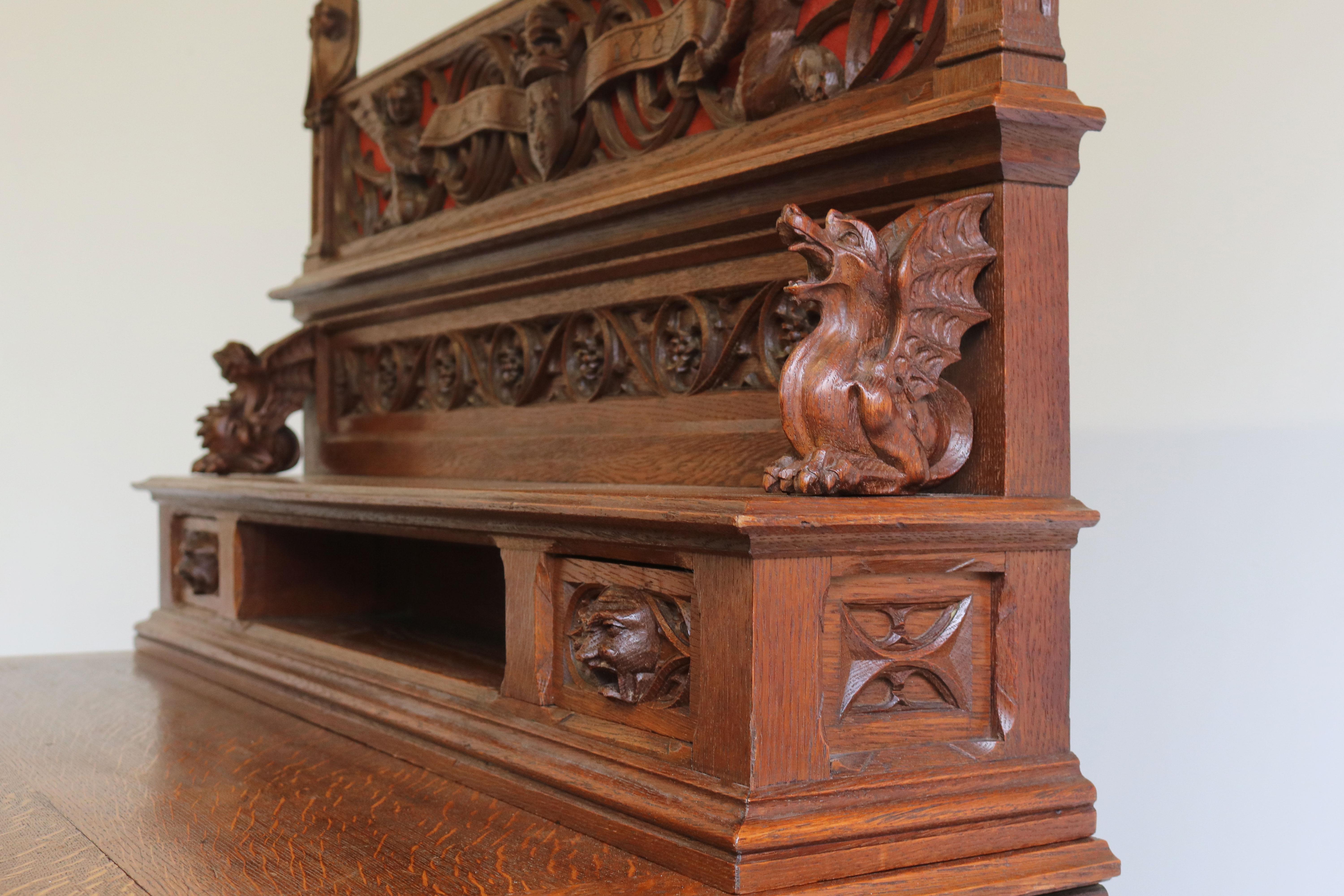 Rare bureau néo-gothique en chêne sculpté antique 19ème siècle Angels Dragons en vente 3