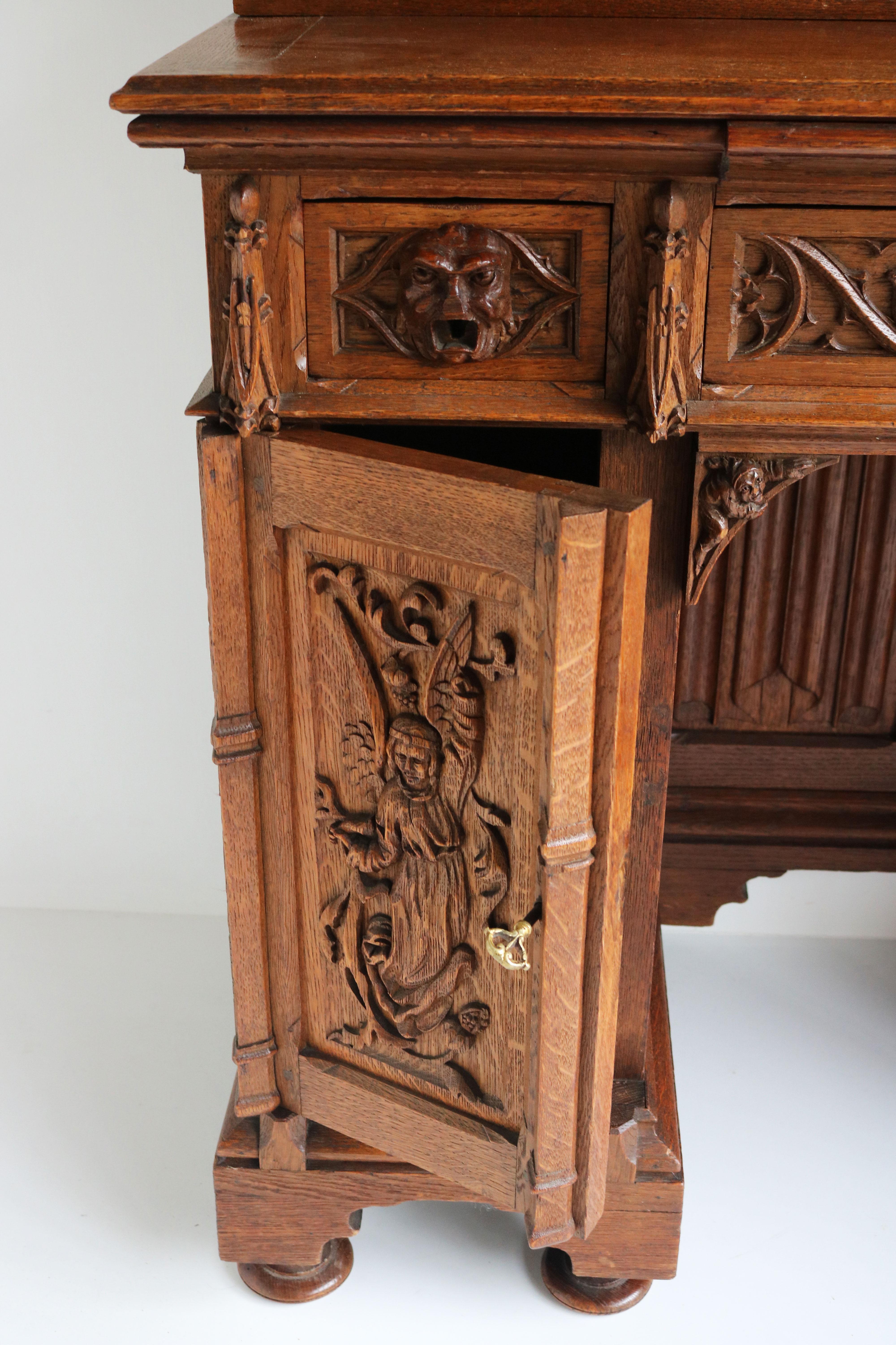 Rare bureau néo-gothique en chêne sculpté antique 19ème siècle Angels Dragons en vente 8