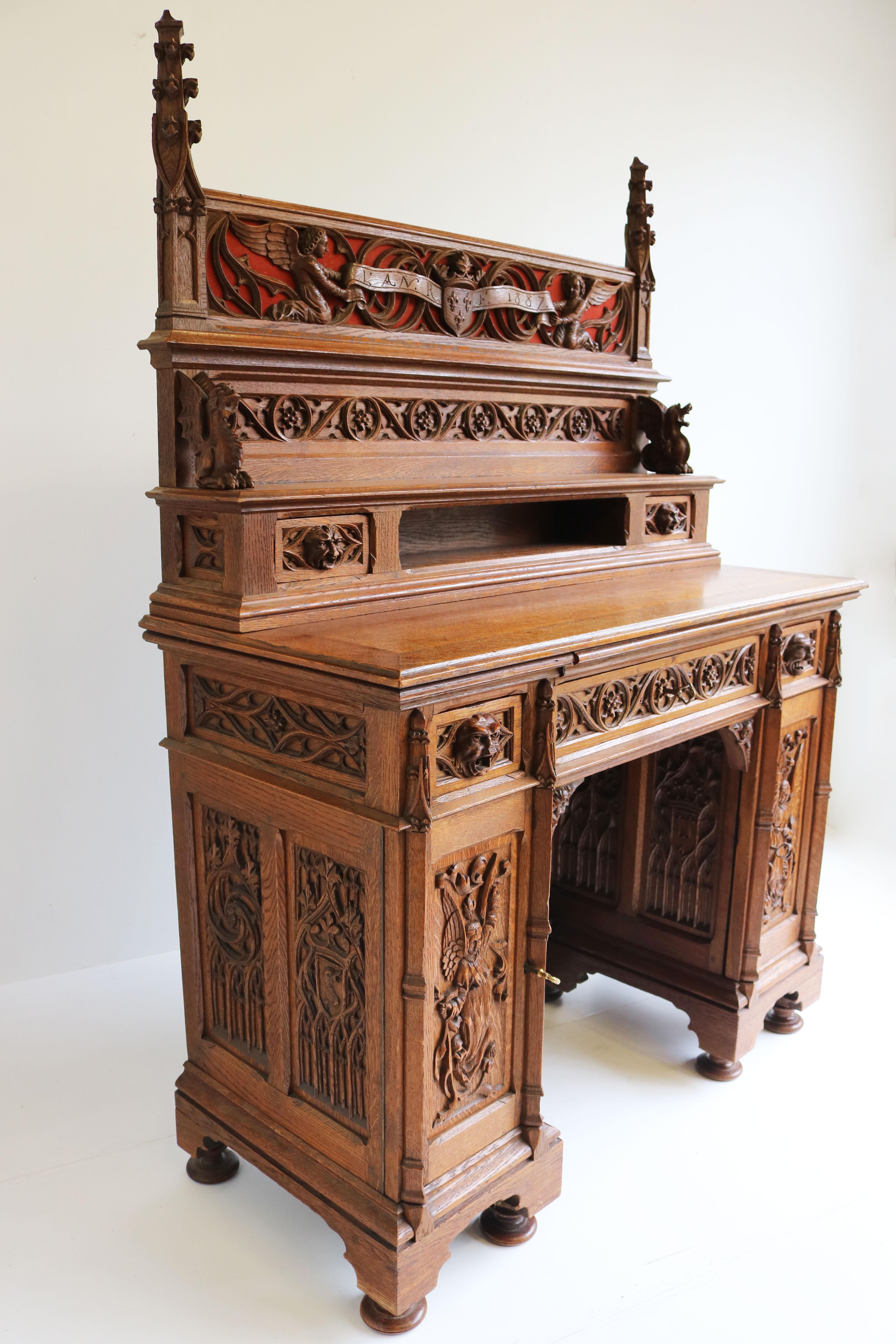 Rare bureau néo-gothique en chêne sculpté antique 19ème siècle Angels Dragons en vente 10