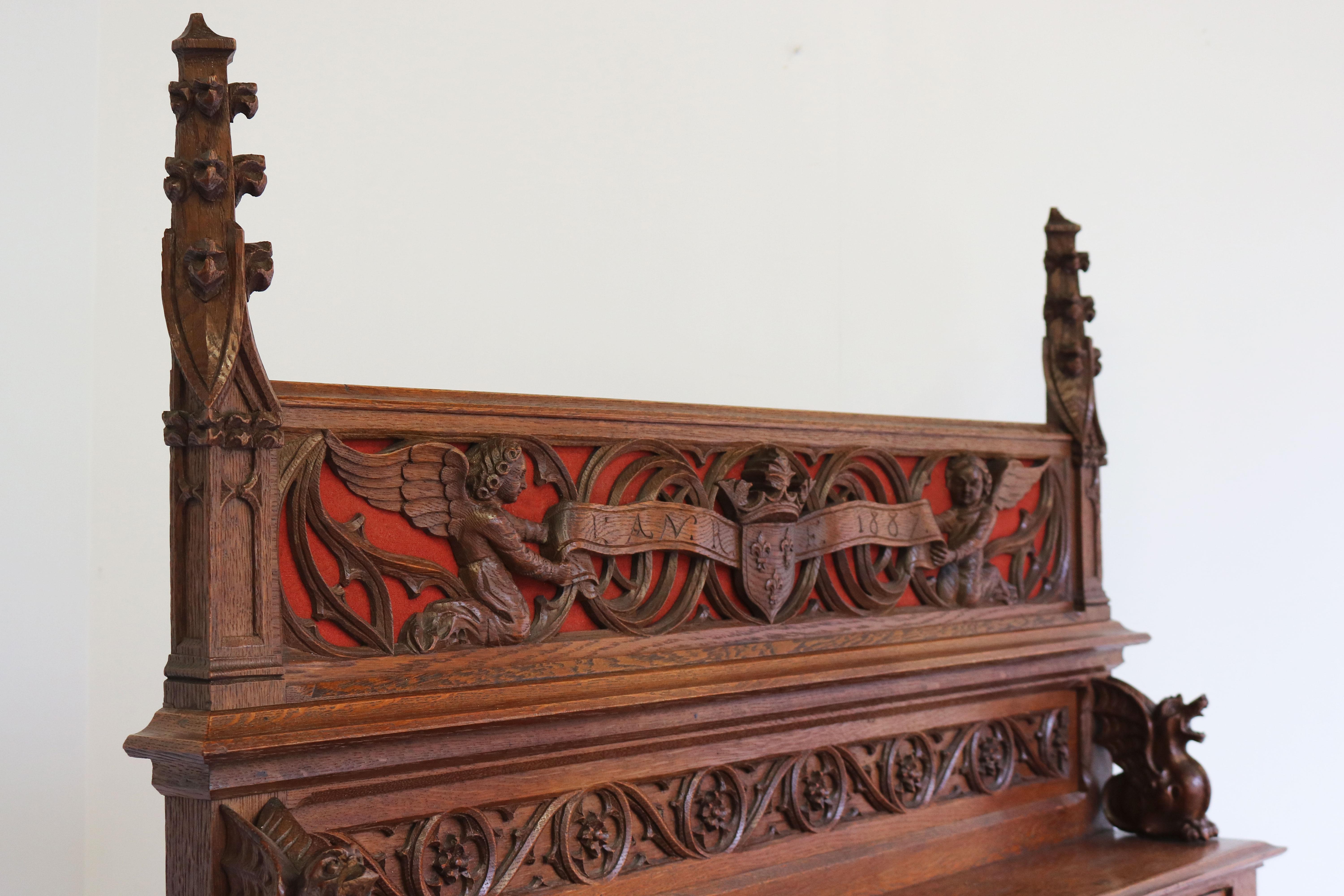 Außergewöhnlich und atemberaubend! Diese sehr hohe Qualität Gothic Revival Schreibtisch / Sekretär markiert 1887. 
Geschnitzt aus europäischer Eiche mit hervorragender Handwerkskunst und zahlreichen Details ! 
Die 2 Türen sind mit Engeln verziert