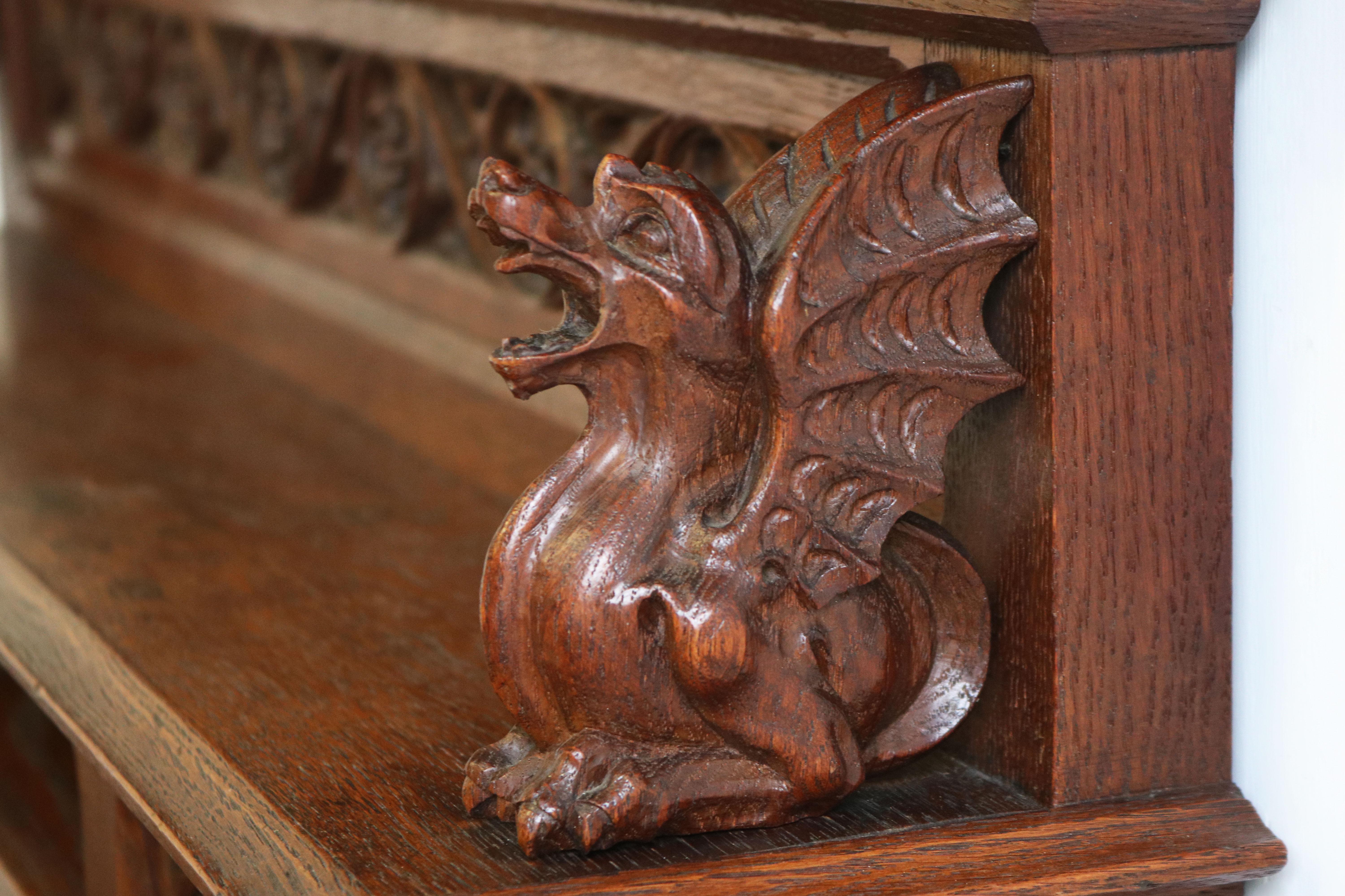 Seltener Gothic Revival-Schreibtisch aus geschnitzter Eiche mit Engeln und Drachen aus dem 19. Jahrhundert (Neugotik) im Angebot
