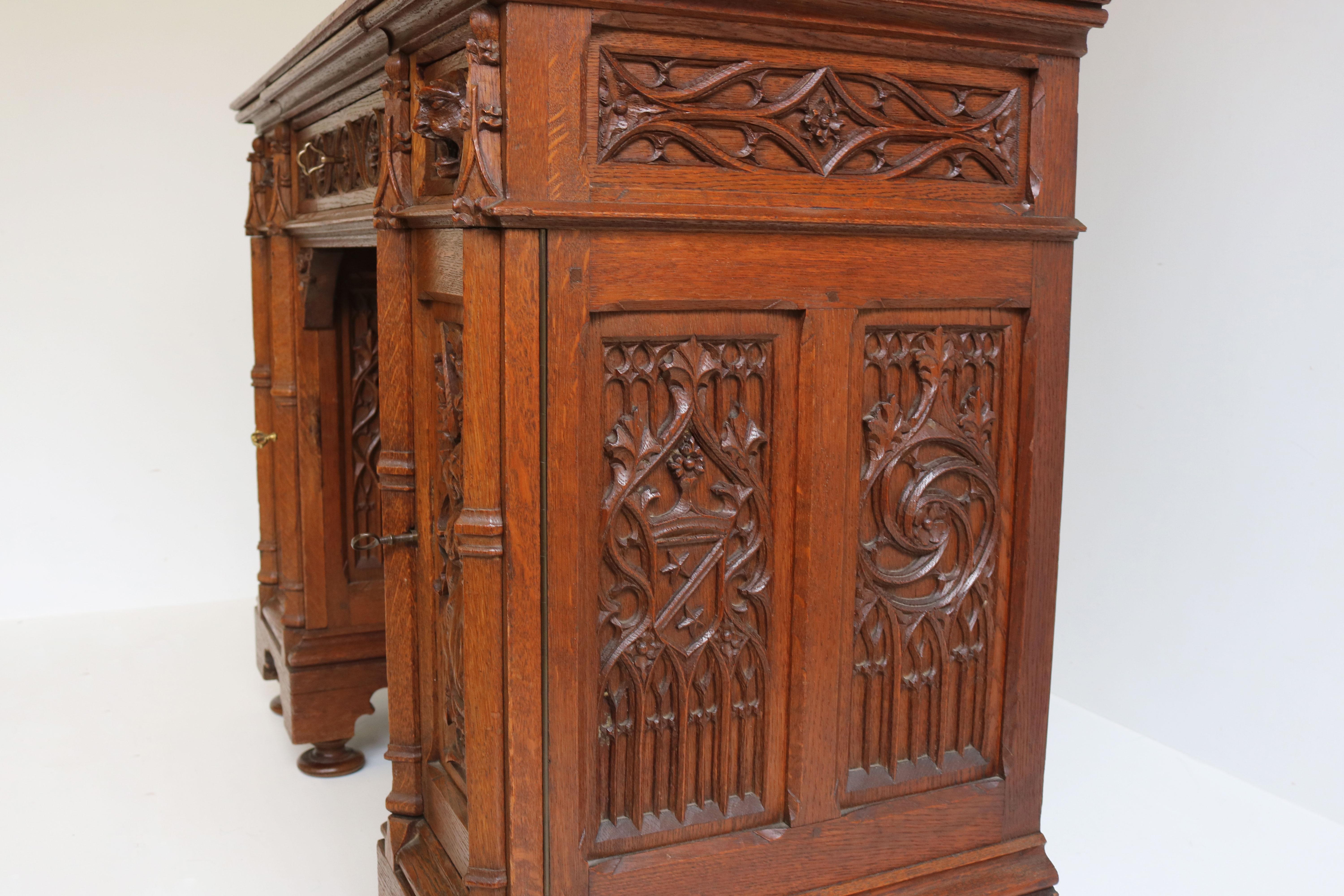 Seltener Gothic Revival-Schreibtisch aus geschnitzter Eiche mit Engeln und Drachen aus dem 19. Jahrhundert (Französisch) im Angebot