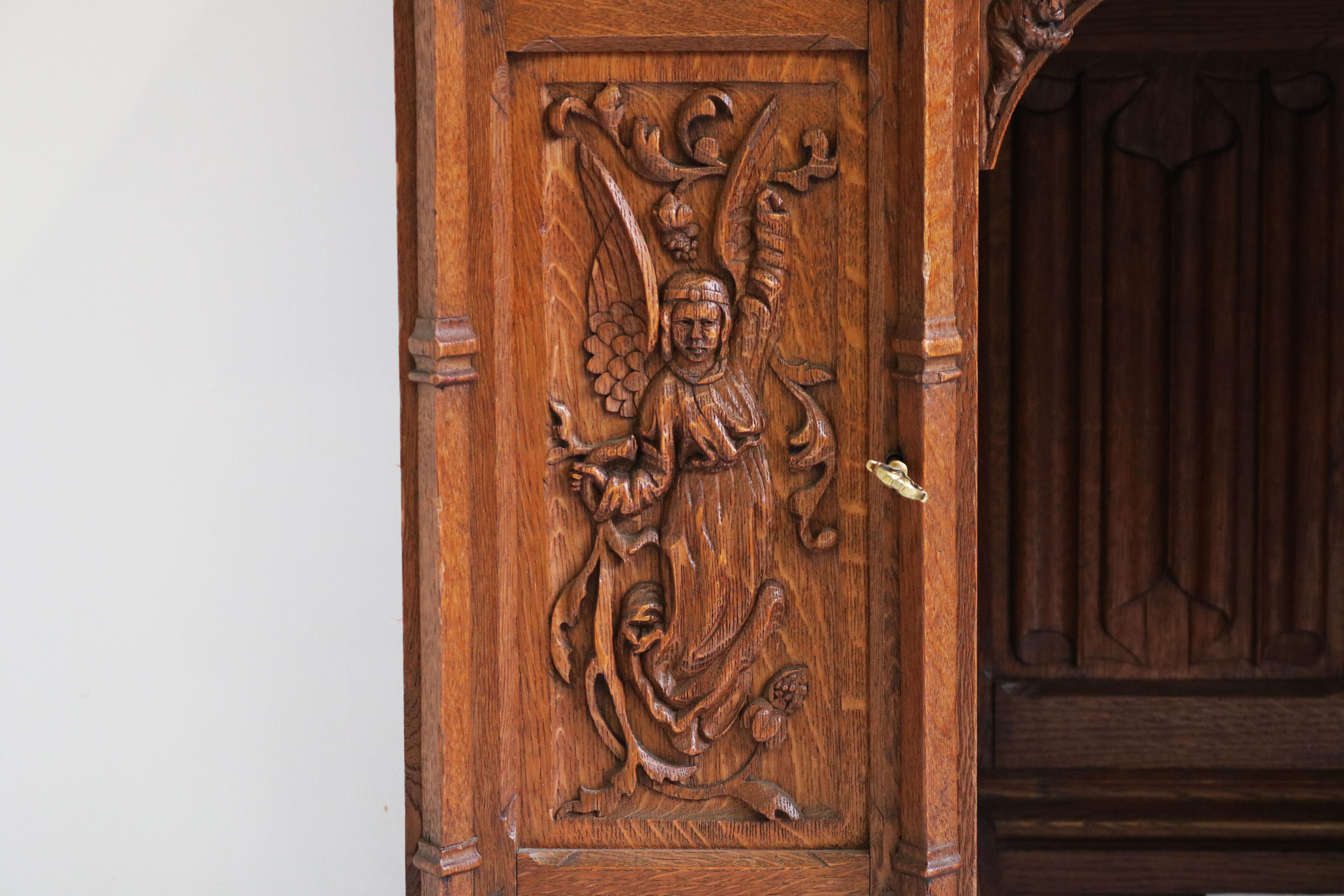 Français Rare bureau néo-gothique en chêne sculpté antique 19ème siècle Angels Dragons en vente