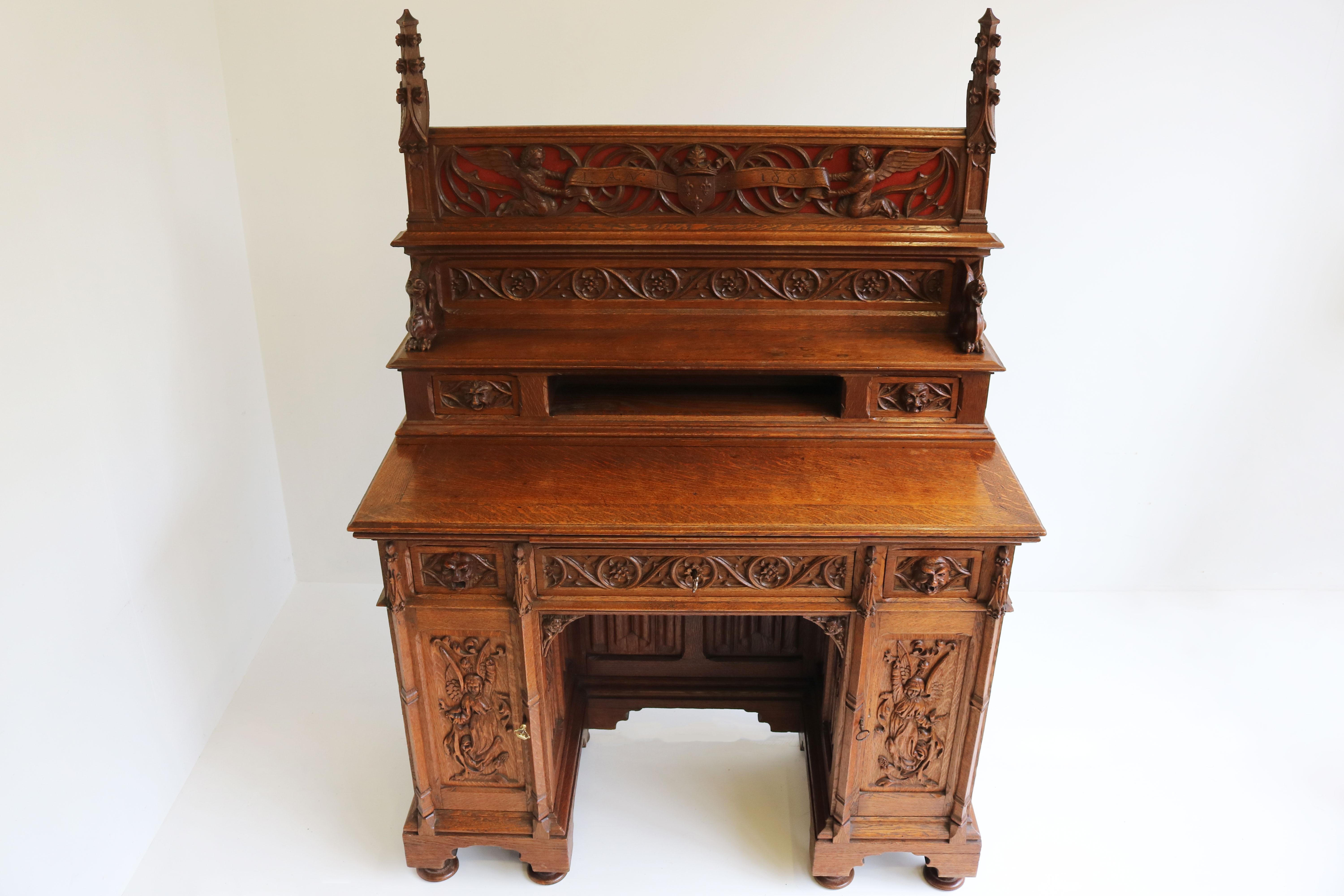 Rare Gothic Revival Writing Desk Carved Oak Antique 19th Century Angels Dragons In Good Condition For Sale In Ijzendijke, NL