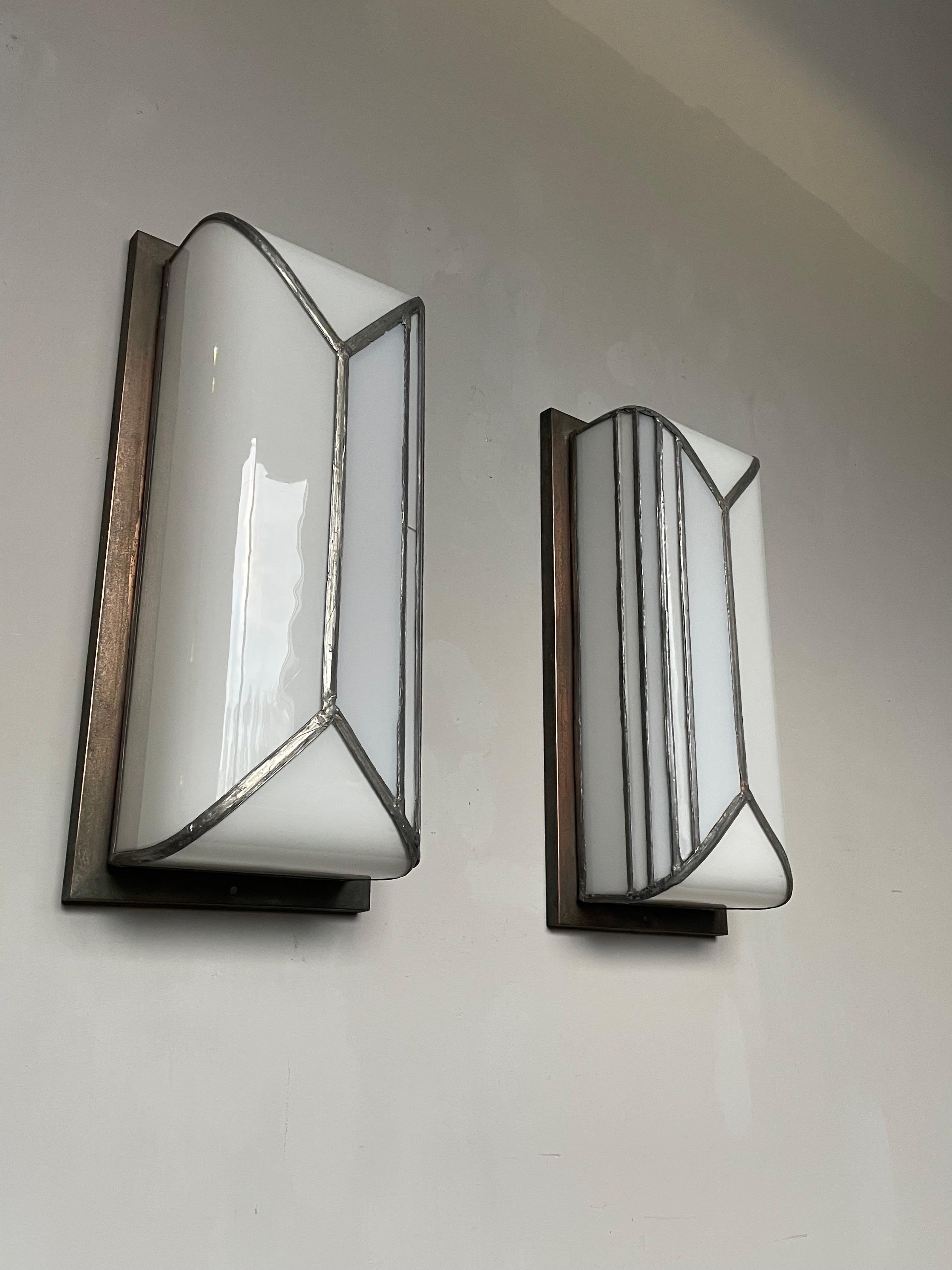 Ein sehr seltenes, handgefertigtes Paar von Art Deco Wandlampen in guter Größe.

Manche Leuchten findet man nur ein einziges Mal im Leben, und das ist bei diesem handgefertigten Paar reinweißer Art-Déco-Wandleuchten aus Opalglas mit Sicherheit der