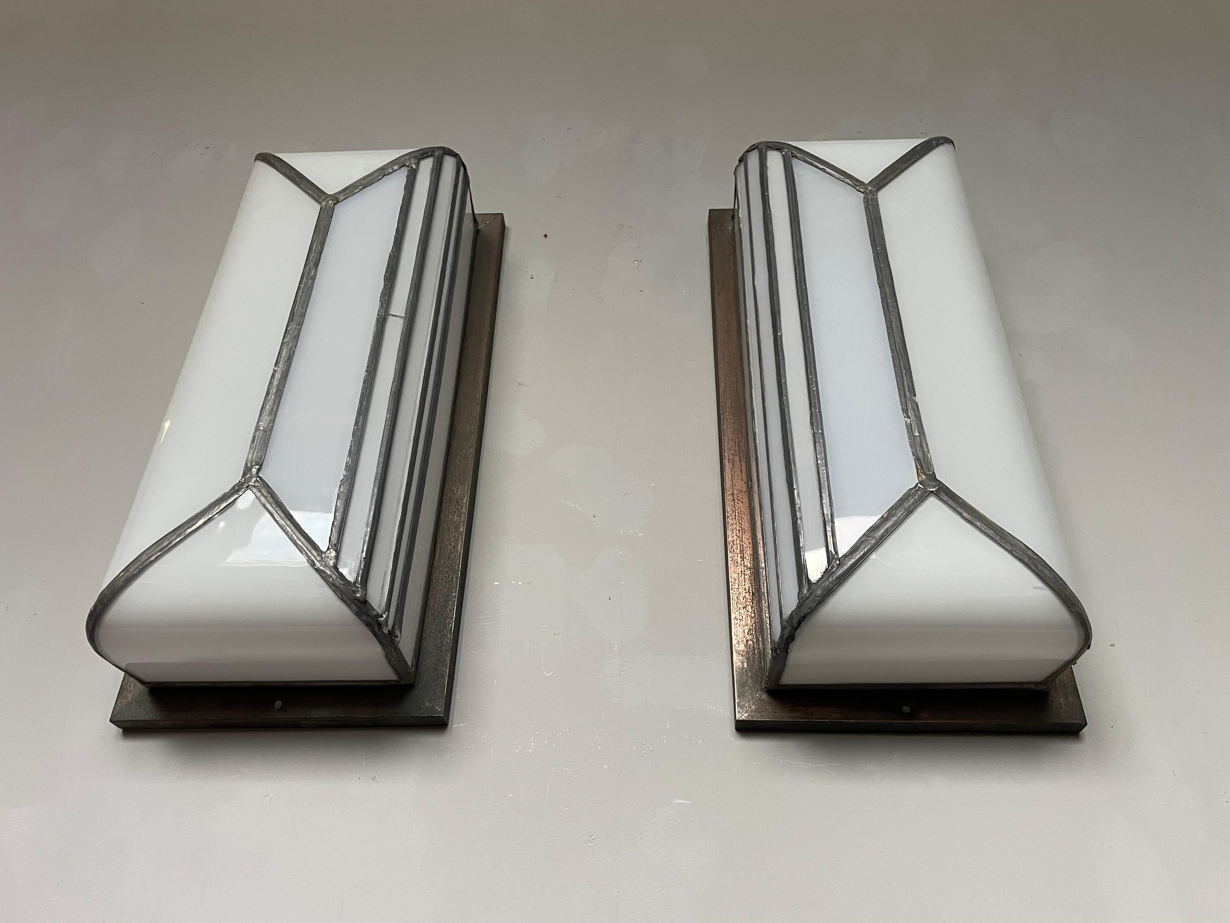 Seltenes und großartiges Paar Art-Déco-Opalglas-Einbau- oder Wandleuchter, 1920er Jahre  (Patiniert) im Angebot