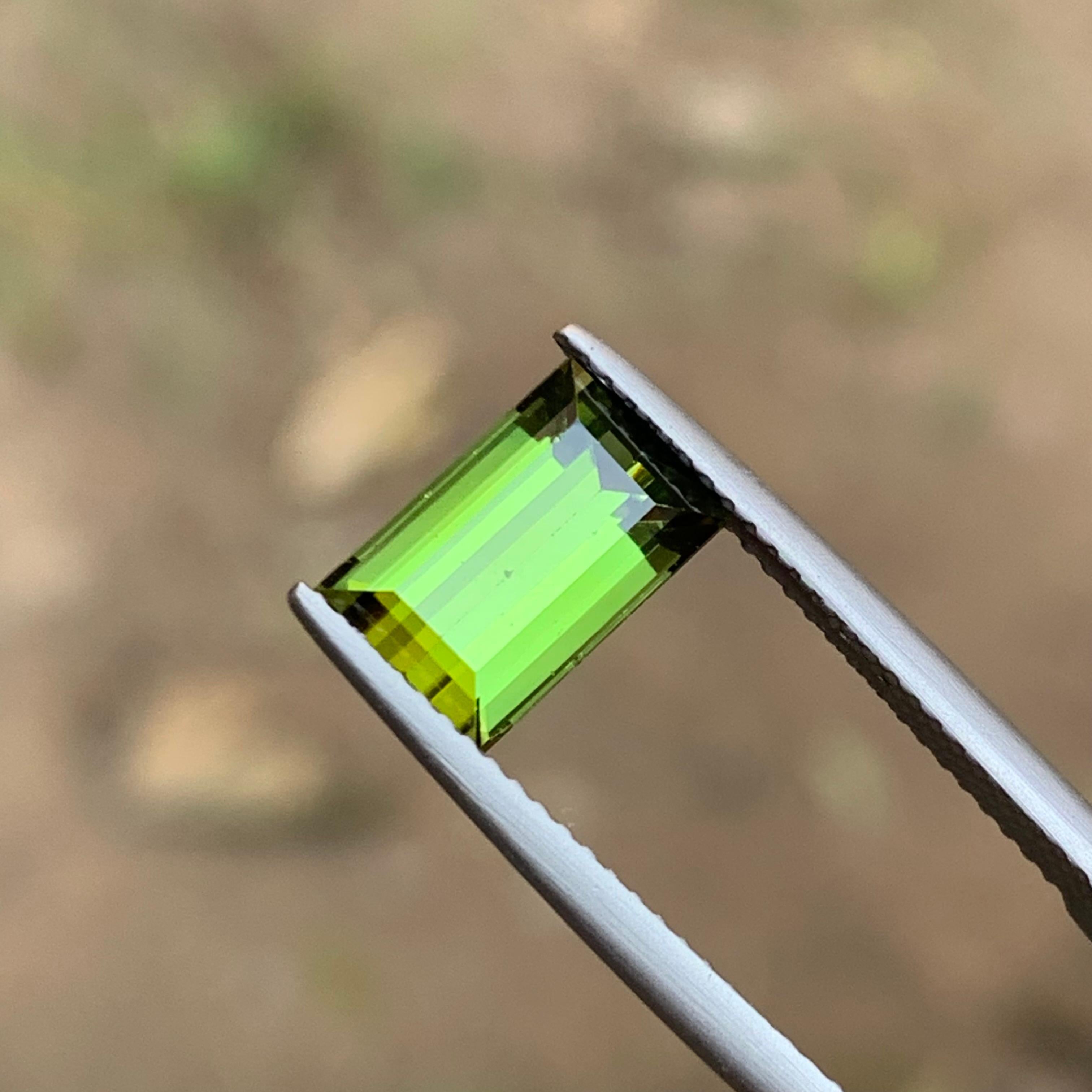 Magnifique tourmaline naturelle vert jaunâtre taillée en baguette, pierres en vrac d'Afghanistan ! Cette exquise pierre précieuse taillée en baguette est une célébration radieuse de l'élégance et de la sophistication. Extraite au cœur de