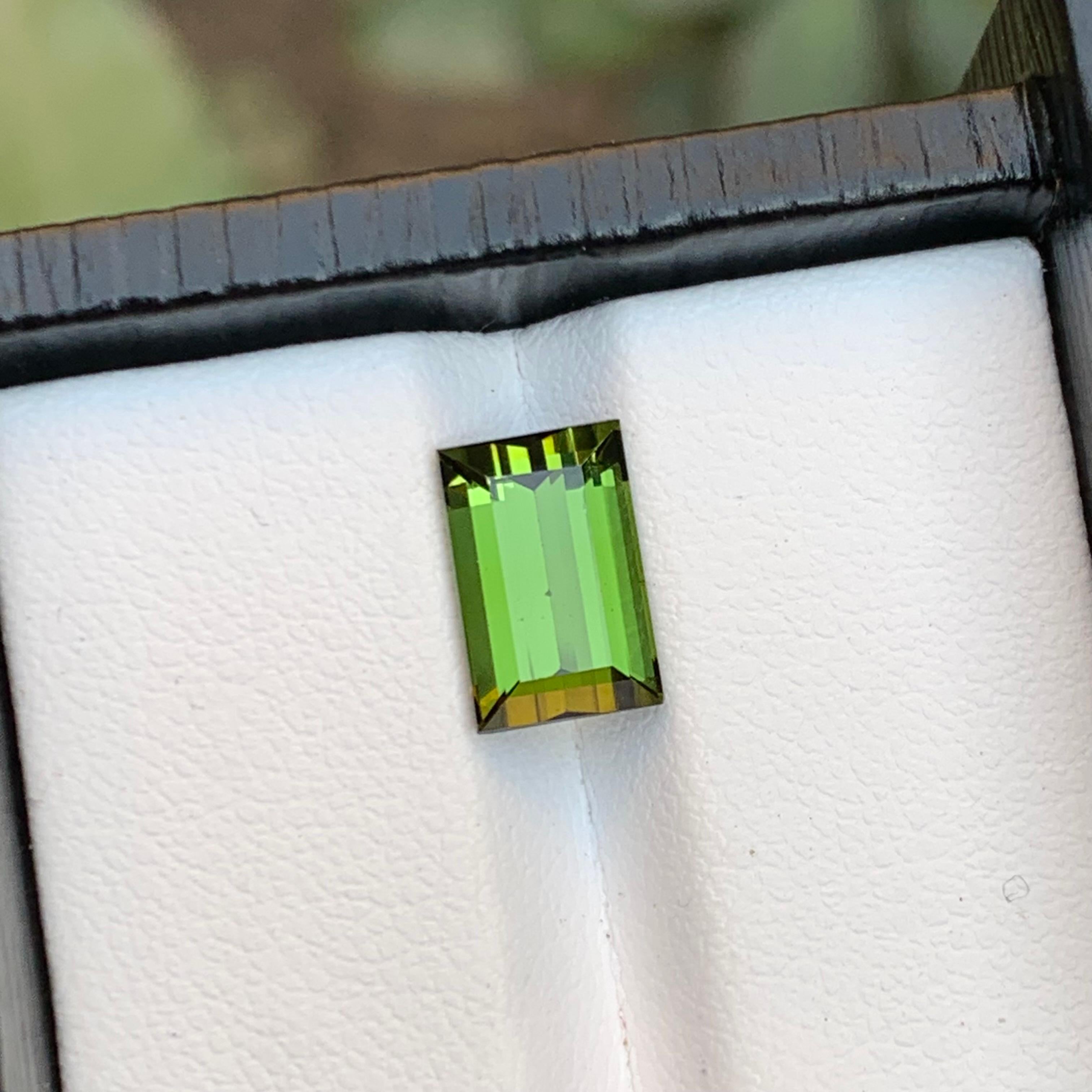 Rare tourmaline naturelle taille baguette verte, qualité supérieure de 2,80 carats Neuf - En vente à Peshawar, PK