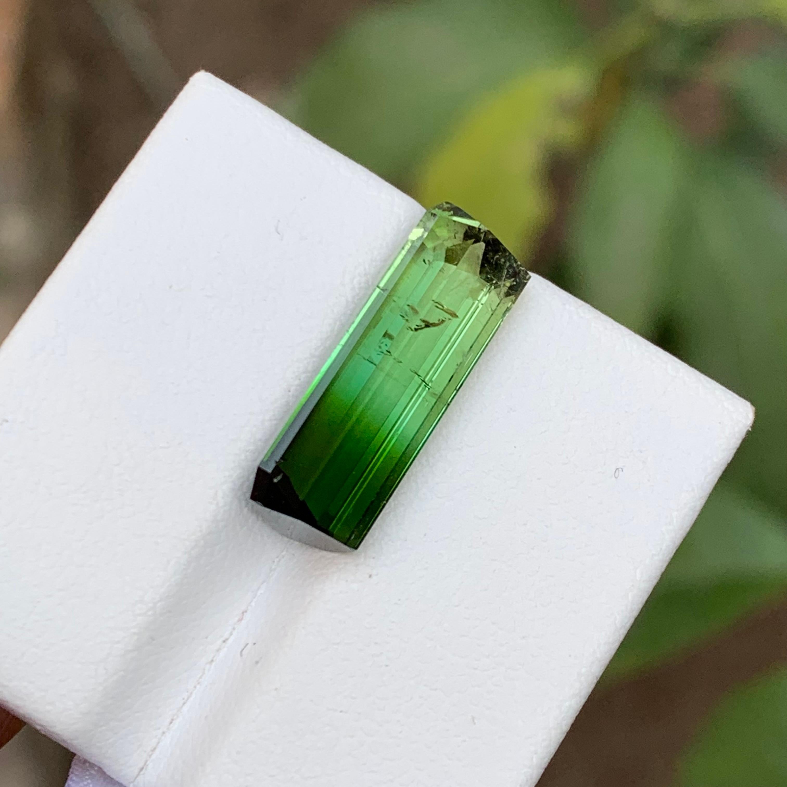 Rare tourmaline naturelle verte bicolore, taille émeraude allongée de 9,85 carats en vente 4