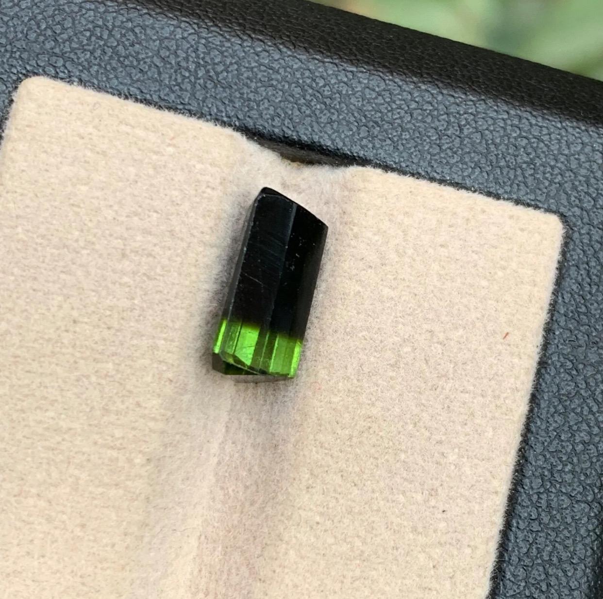 Rare Green & Black Bicolor Natural Tourmaline Loose Gemstone-4.30 Ct-Emerald Cut In New Condition In Peshawar, PK