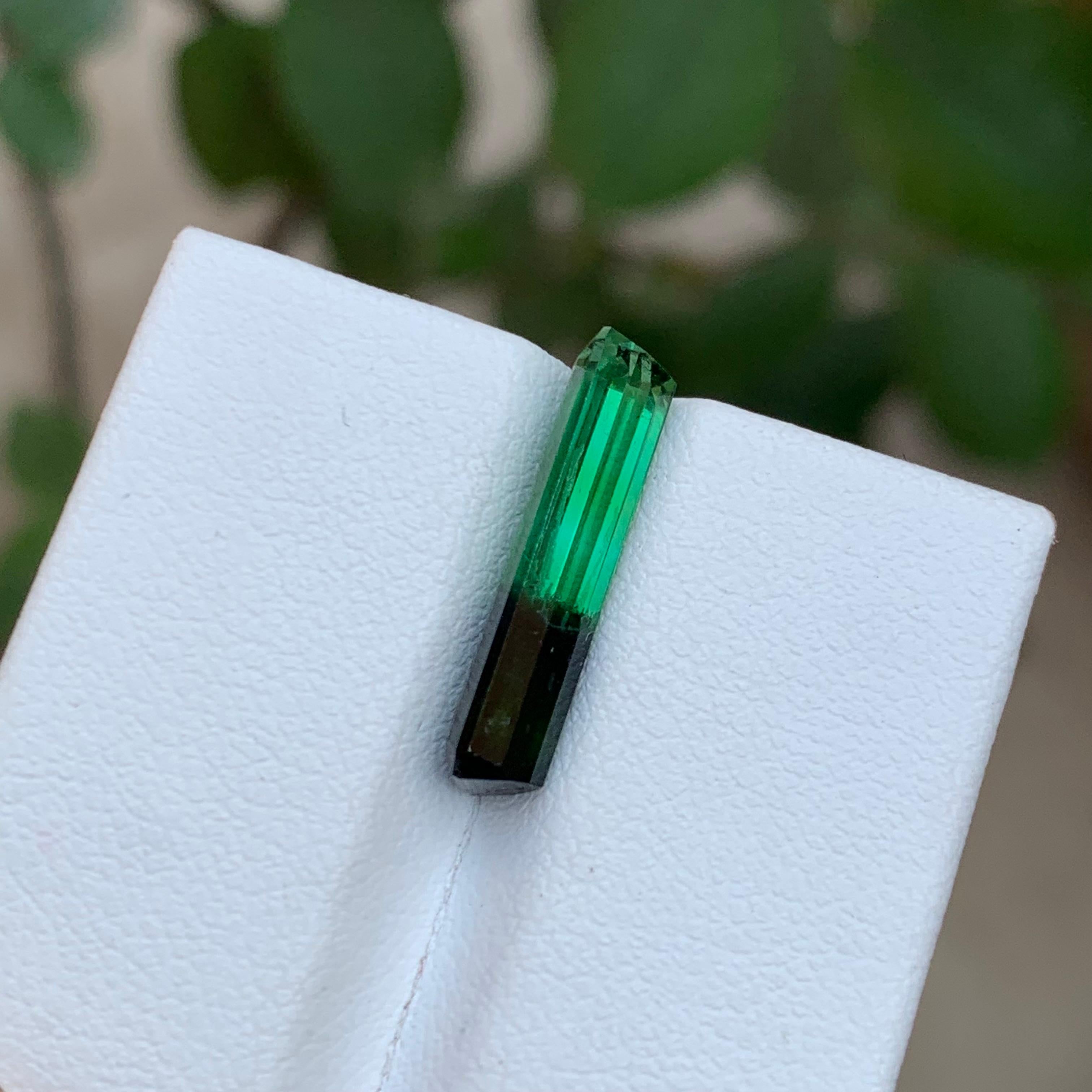 Pierre précieuse tourmaline bicolore verte et noire rare, taille émeraude de 3,90 carats pour bijoux  Unisexe en vente