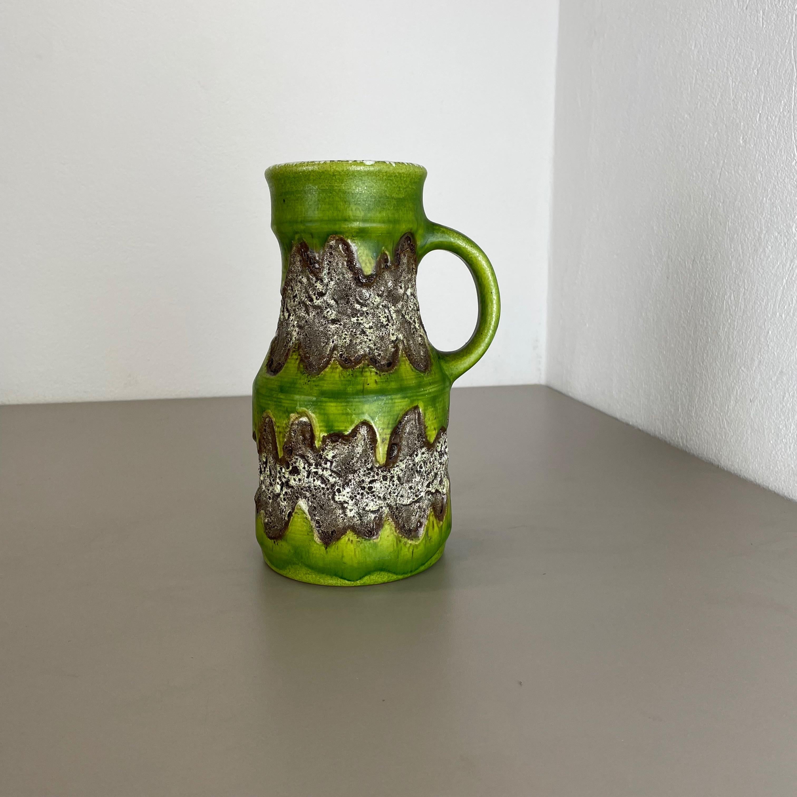 Artikel:

Vase aus Keramik 


Produzent:

Dümmler und Breiden, Deutschland


Jahrzehnt:

1970s





Original Vintage Keramikvase aus den 1970er Jahren, hergestellt in Deutschland. Hochwertige deutsche Produktion mit einer schönen
