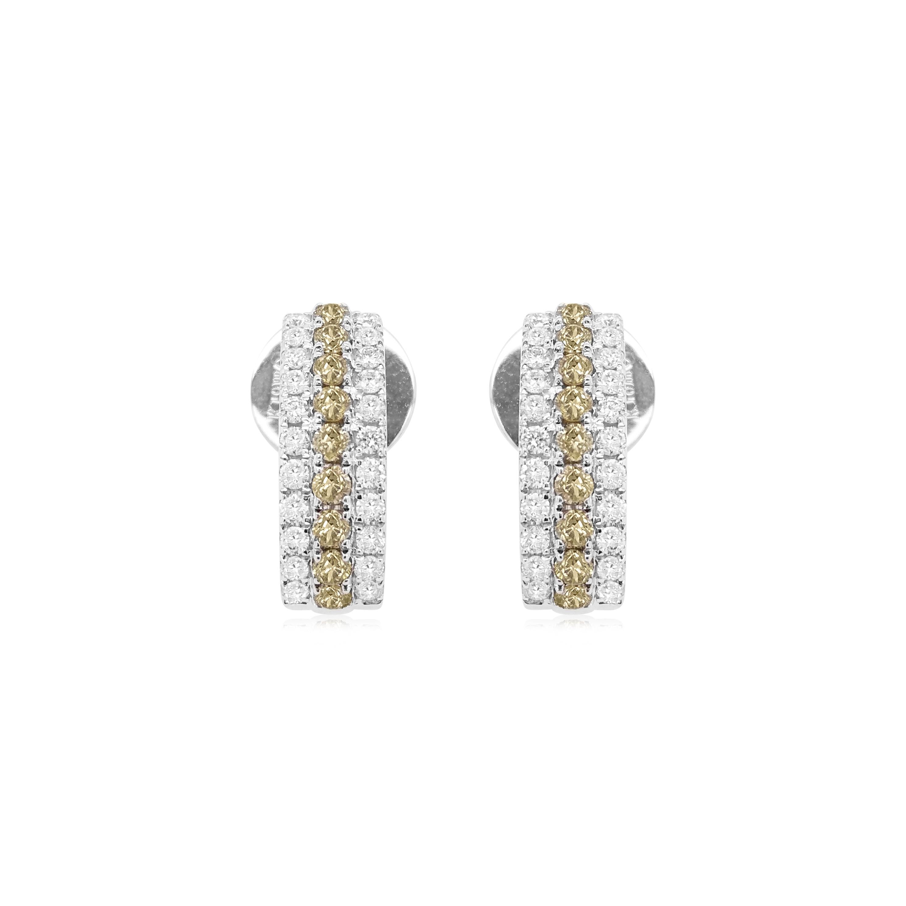 Rare Green diamonds set in a stylish design with White Diamonds to give a beautiful hoop style look. 

- Made in K18 White Gold
- Green Diamond- 0.32 CT
- White Diamond- 0.32 CT



HYT Jewelry is a privately owned company headquartered in Hong Kong,