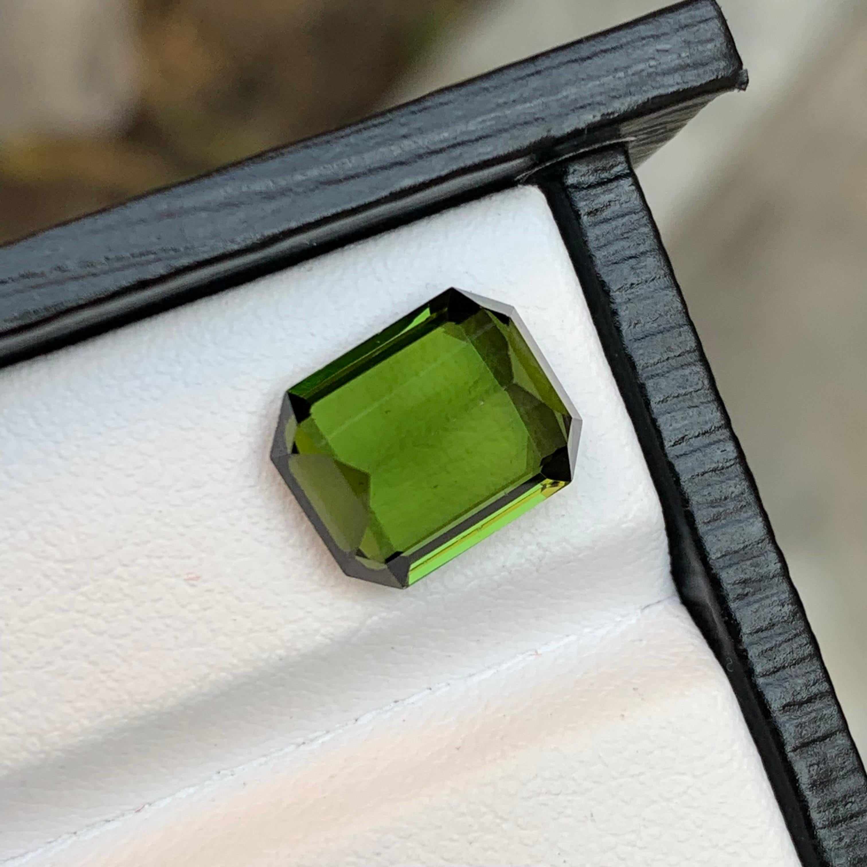 Rare Green Emerald Cut Natural Tourmaline Loose Gemstone, 5.35 Carat-Afghani In New Condition For Sale In Peshawar, PK