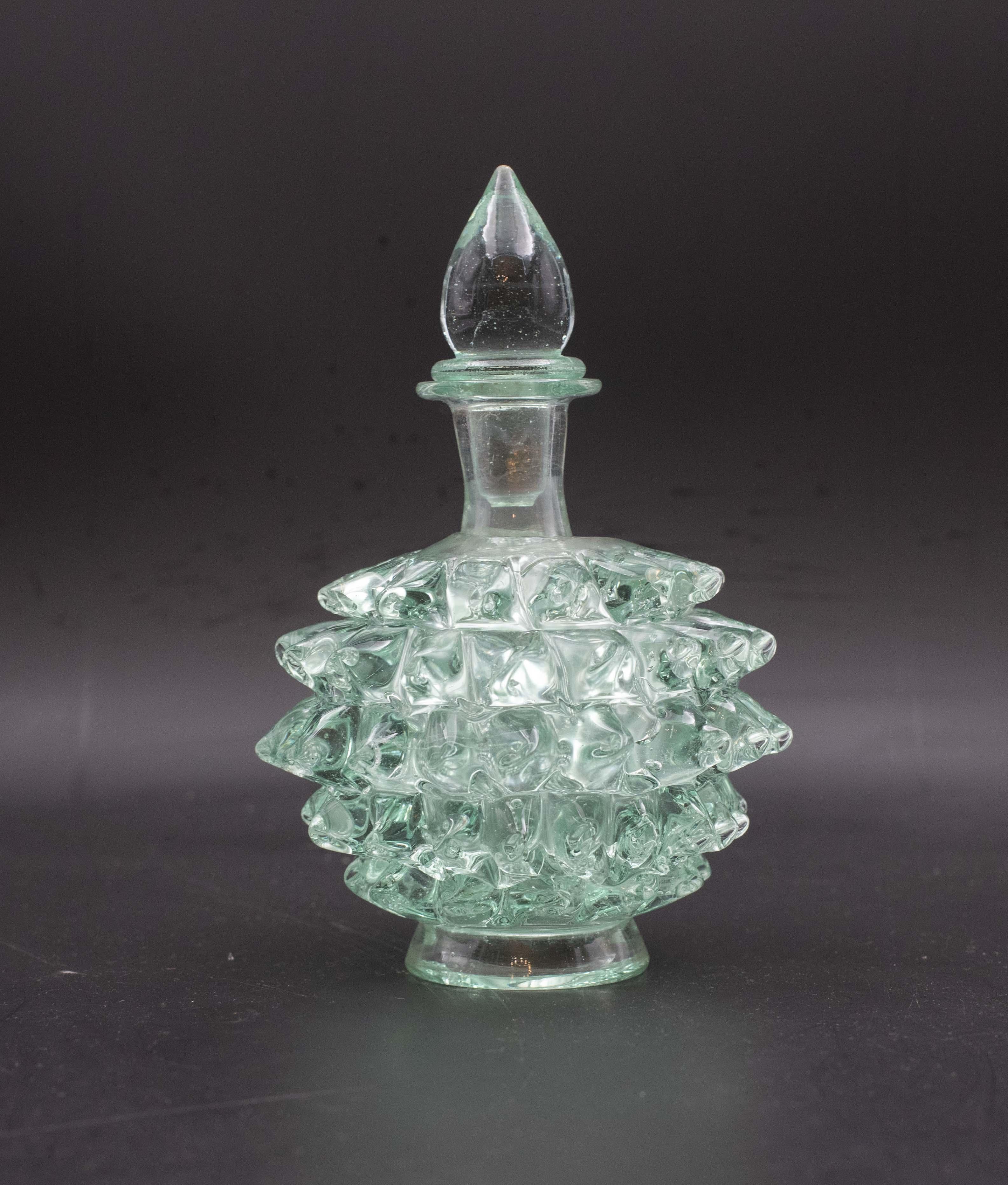 Incredibile vaso in vetro di Murano soffiato a bocca in rara acquamarina verde rostrato della metà del secolo scorso. Questo meraviglioso oggetto è stato prodotto negli anni '40 in Italia da Ercole Barovier per Barovier & Toso.
Questo capolavoro è