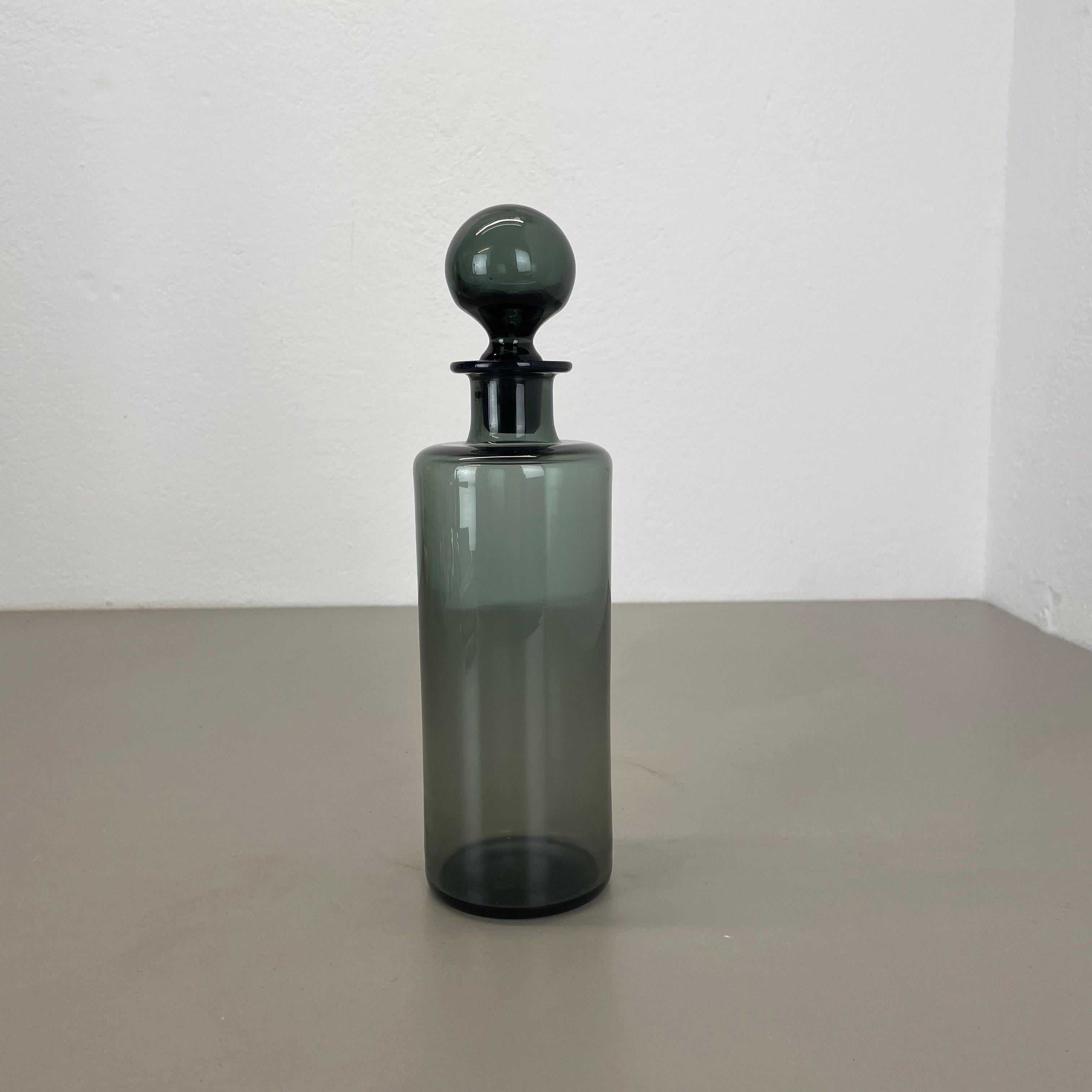 Articolo:

elemento decantatore


Design:

Saara Hopea


Produttore:

 Nuutajärvi Notsjö, Finlandia


Età:

1970s


meraviglioso decanter in vetro disegnato da Saara Hopea e prodotto da NUUTAJÄRVI, Notsjö in Finlandia negli anni '70. L'elemento