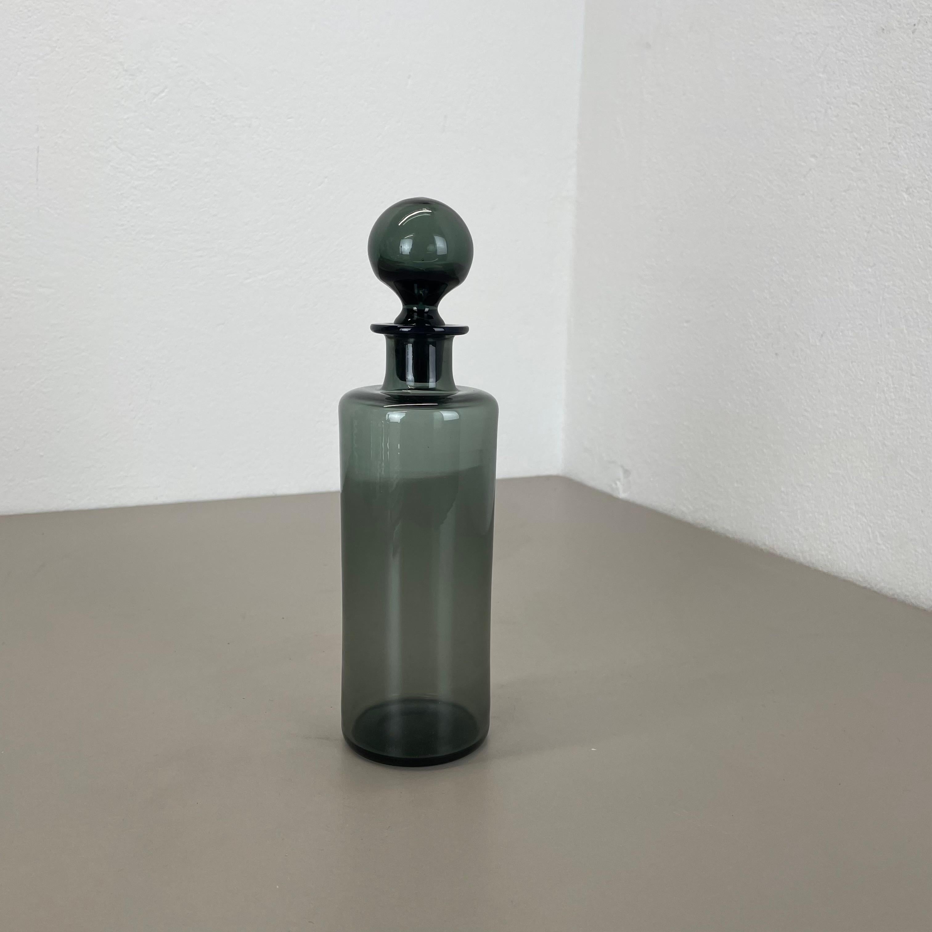Mid-Century moderno raro decanter in vetro verde di Saara Hopea per Nuutajärvi Notsjö, Finlandia anni '70 in vendita