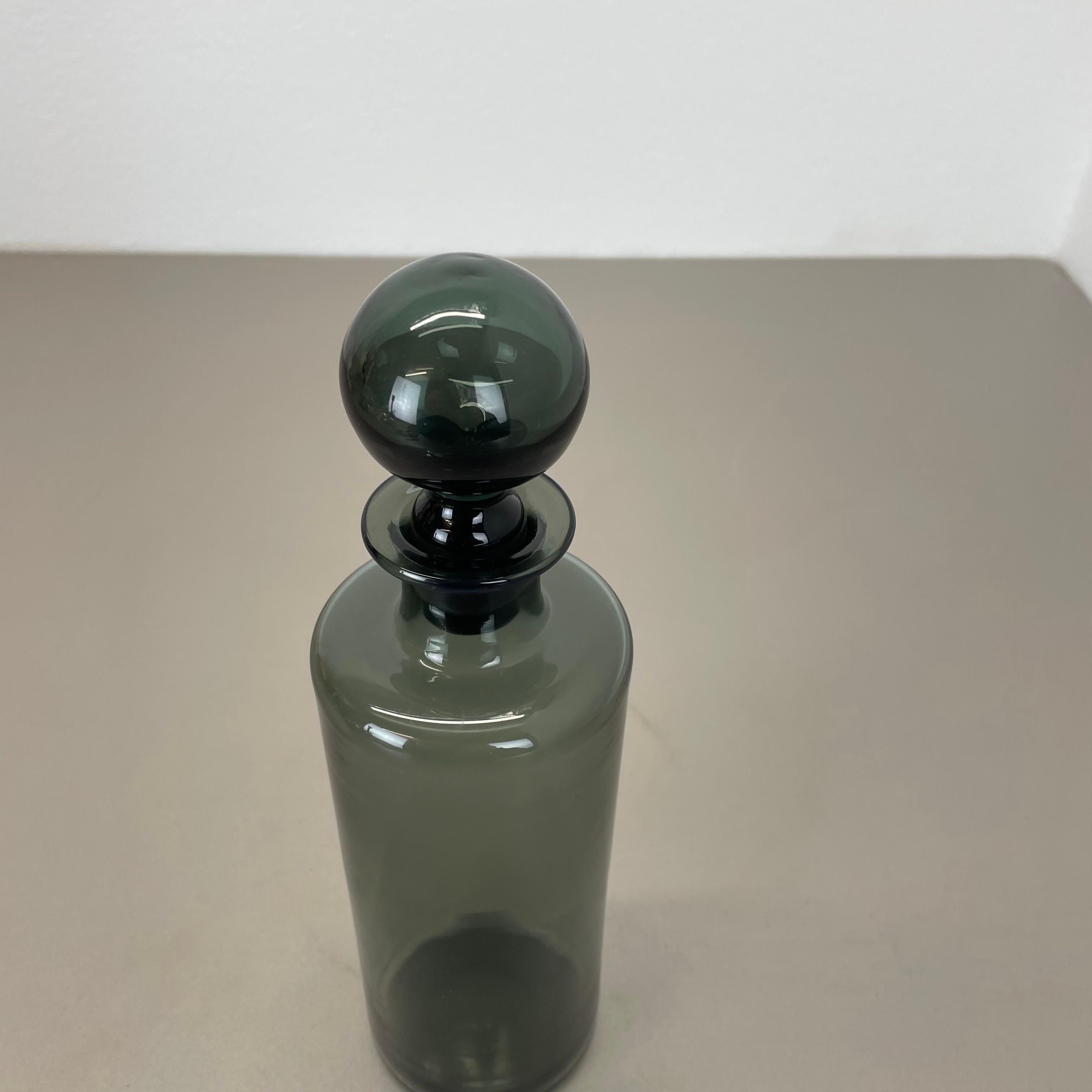 raro decanter in vetro verde di Saara Hopea per Nuutajärvi Notsjö, Finlandia anni '70 In condizioni buone in vendita a Kirchlengern, DE