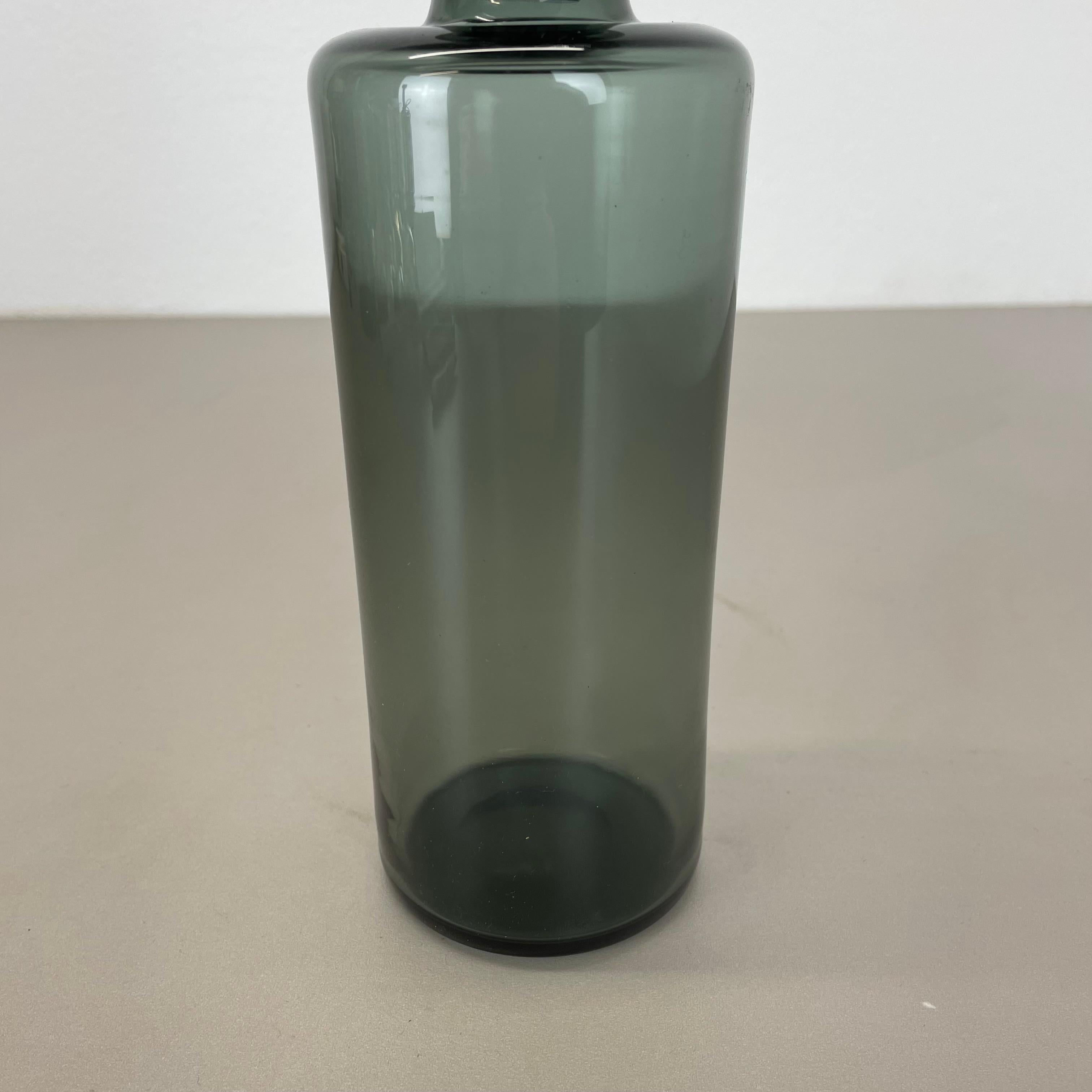 Vetro raro decanter in vetro verde di Saara Hopea per Nuutajärvi Notsjö, Finlandia anni '70 in vendita