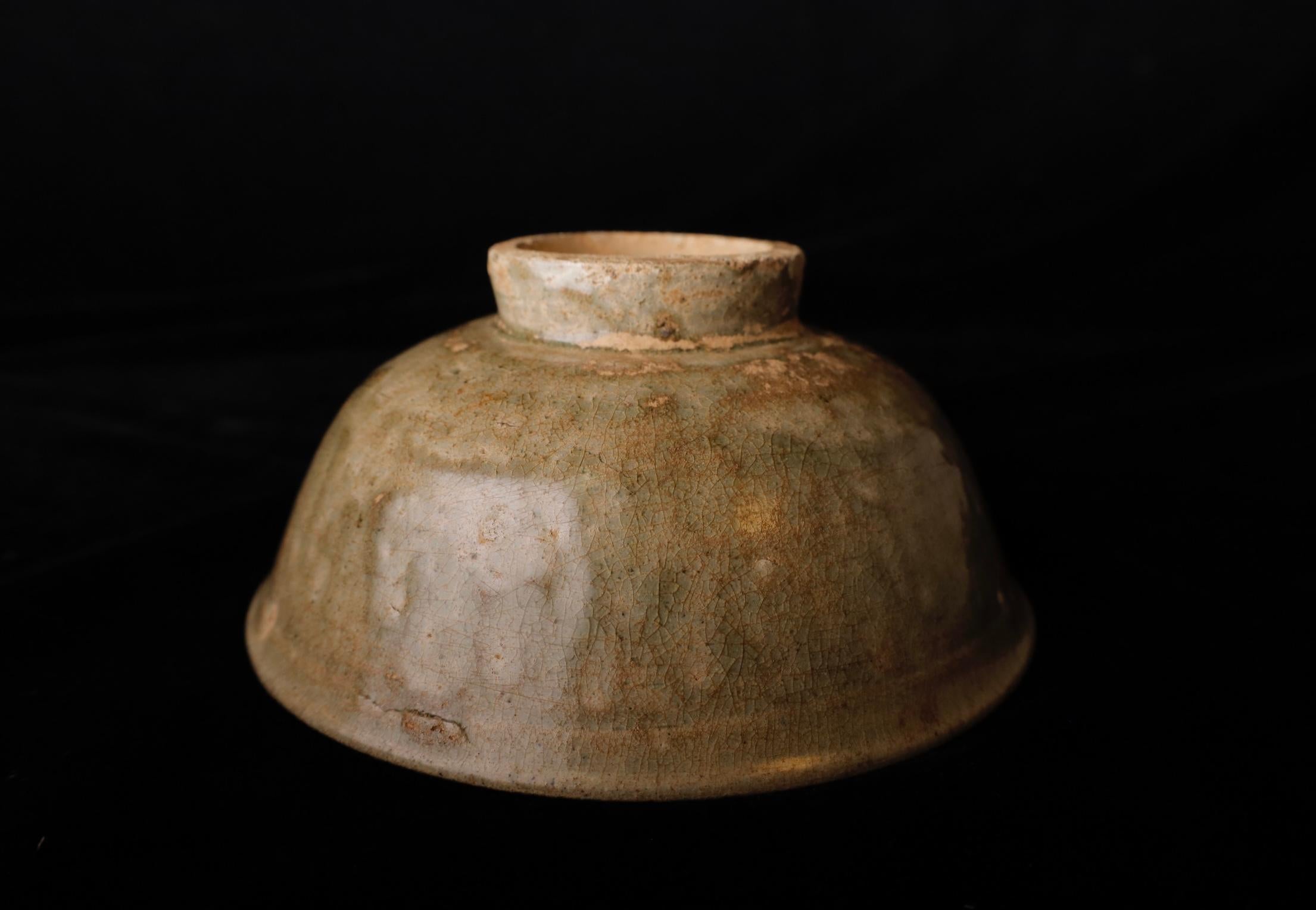 Raro cuenco de cerámica vidriada verde con kintsugi, Reino de Sukhothai (Siglos XIII-XIV) en venta 3