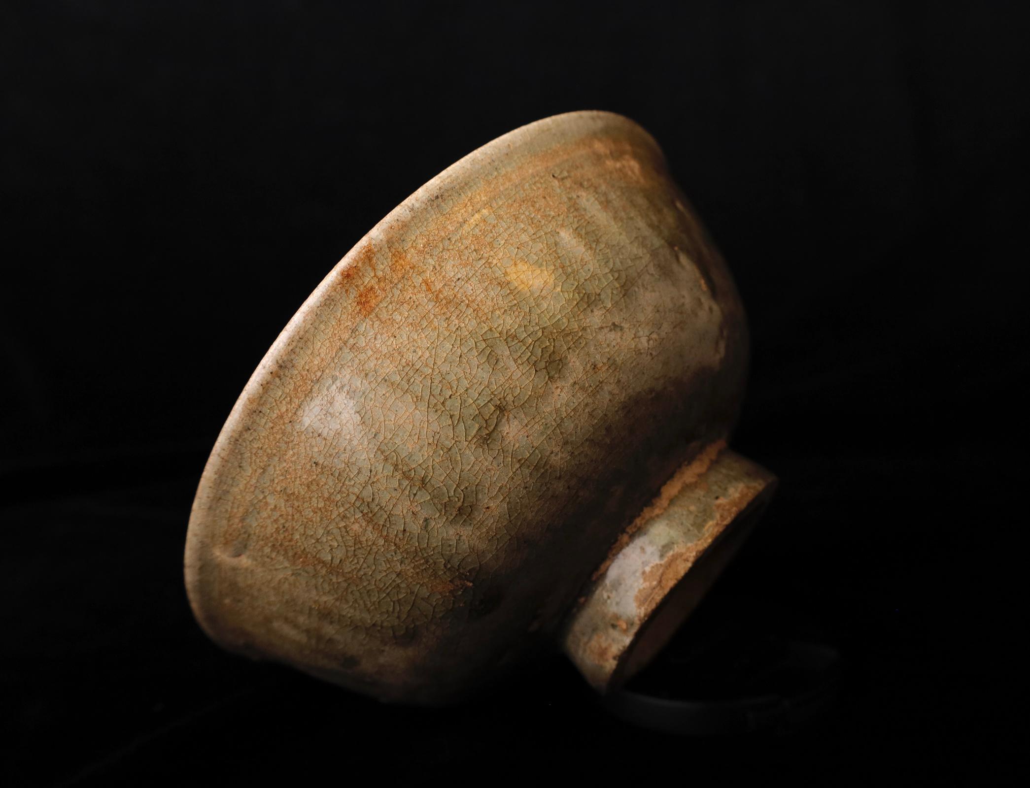Raro cuenco de cerámica vidriada verde con kintsugi, Reino de Sukhothai (Siglos XIII-XIV) en venta 7