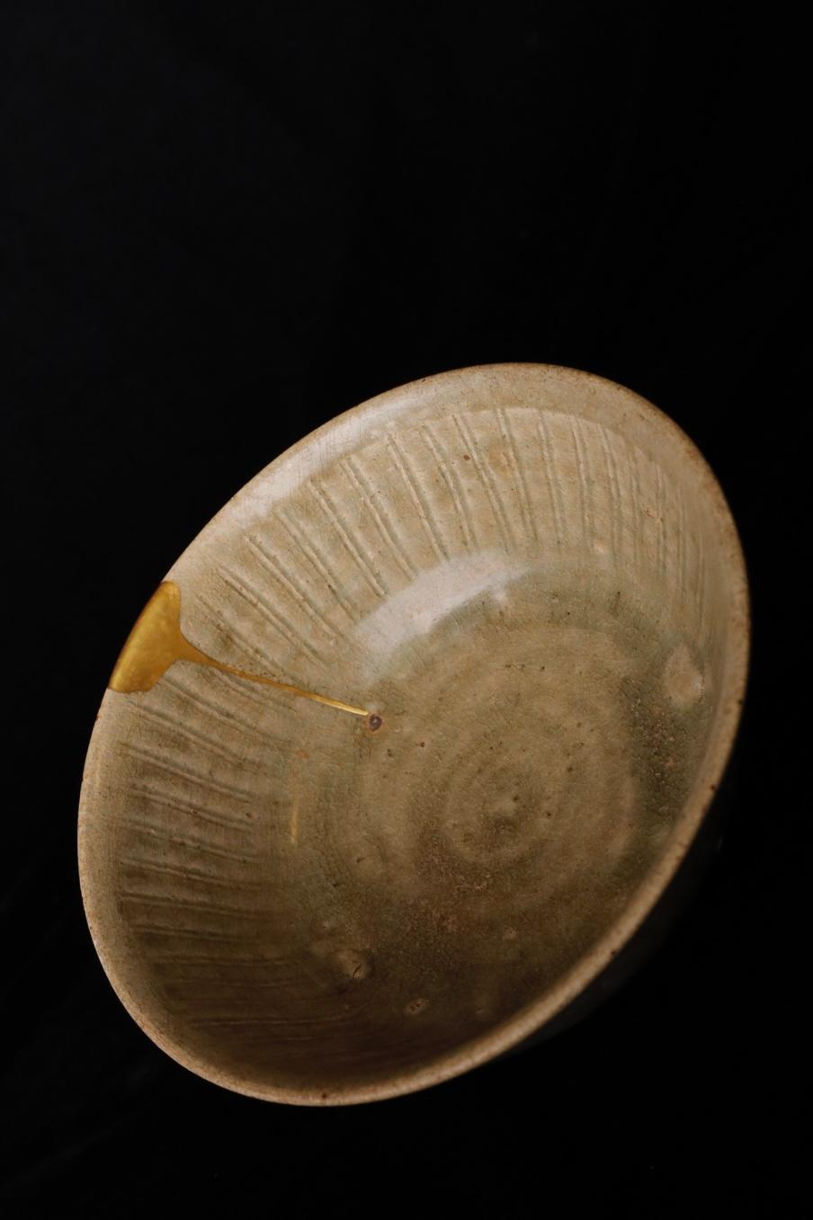 Raro cuenco de cerámica vidriada verde con kintsugi, Reino de Sukhothai (Siglos XIII-XIV) Tailandés en venta