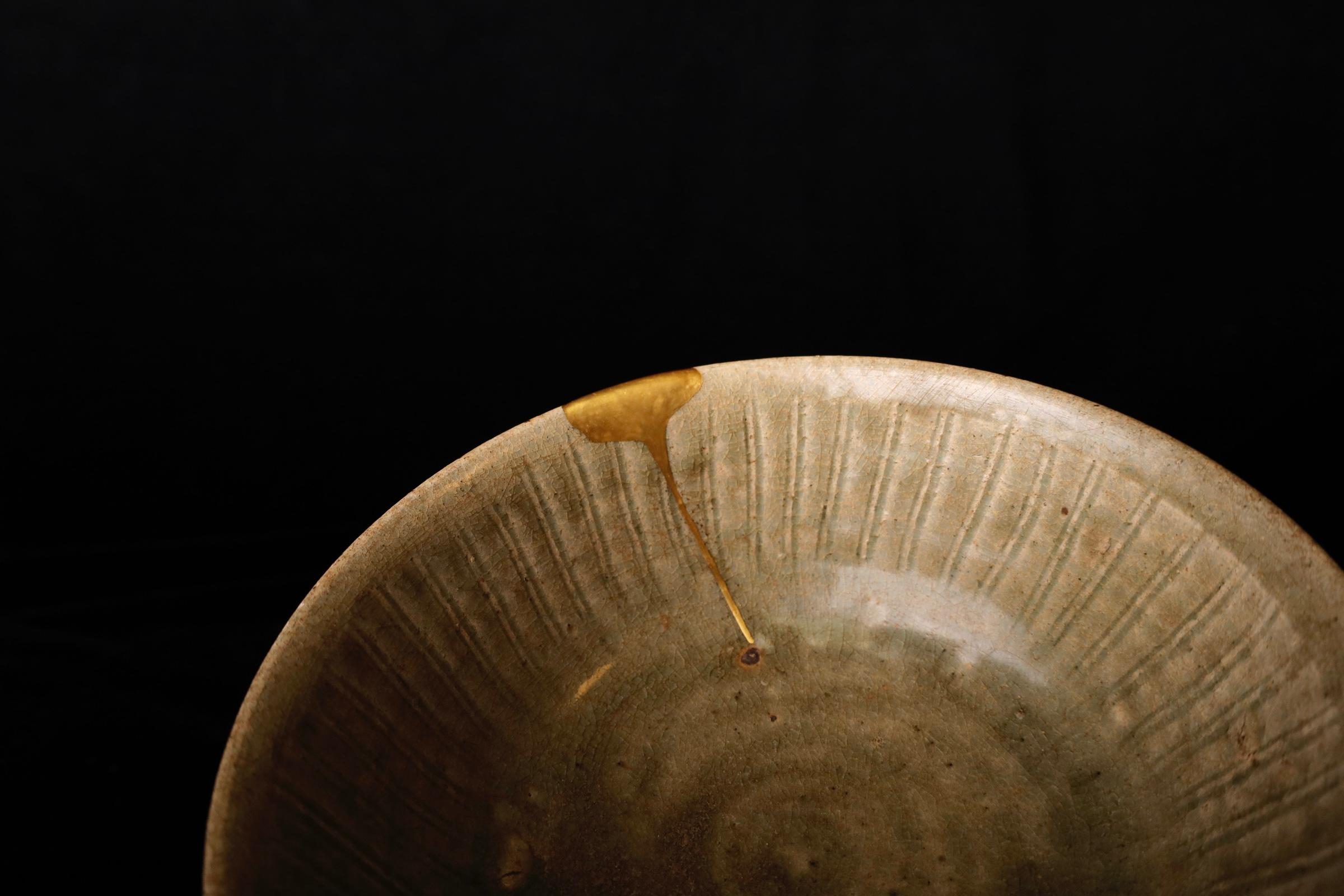 Raro cuenco de cerámica vidriada verde con kintsugi, Reino de Sukhothai (Siglos XIII-XIV) Glaseado en venta