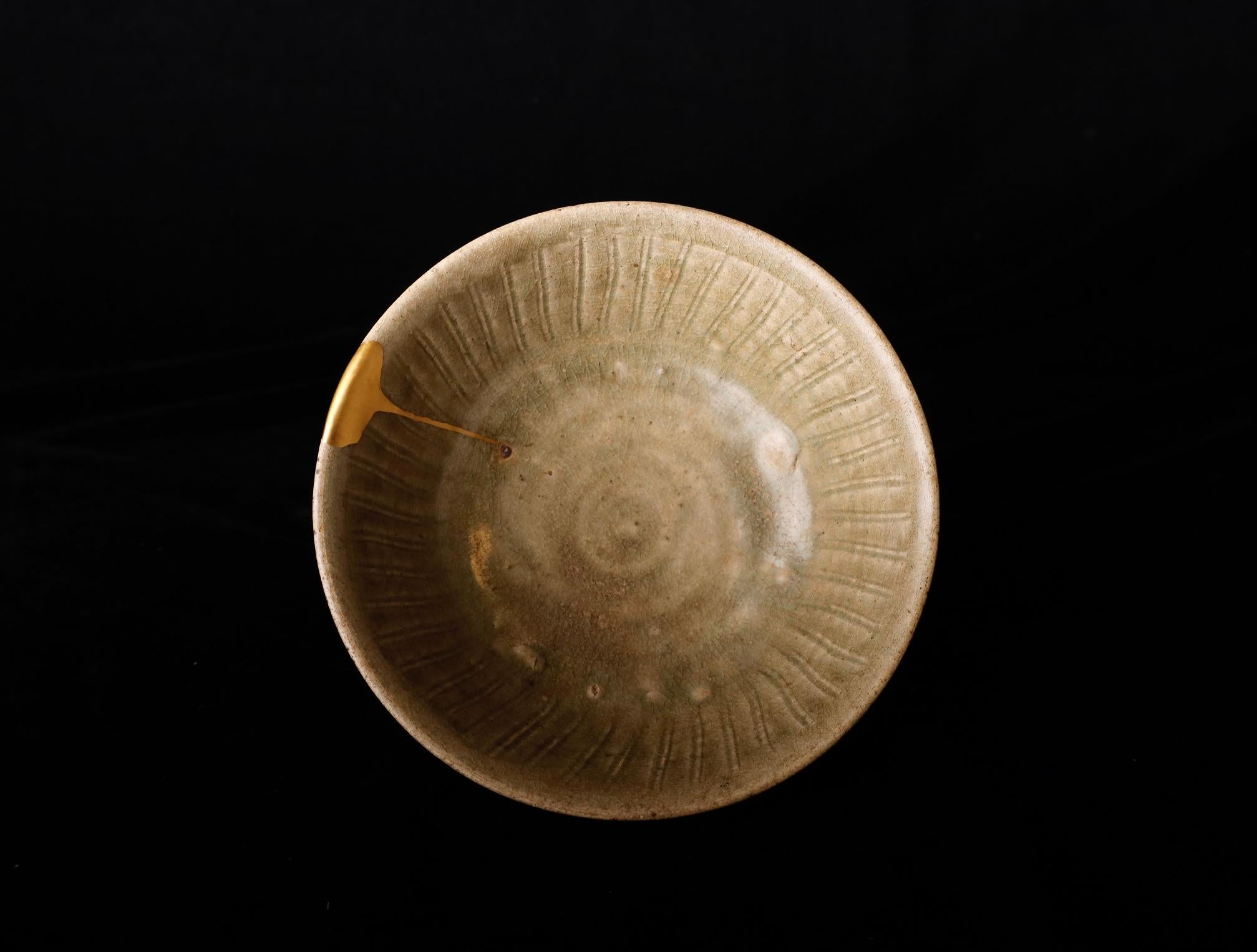 Raro cuenco de cerámica vidriada verde con kintsugi, Reino de Sukhothai (Siglos XIII-XIV) en Bueno estado para la venta en Fukuoka, JP