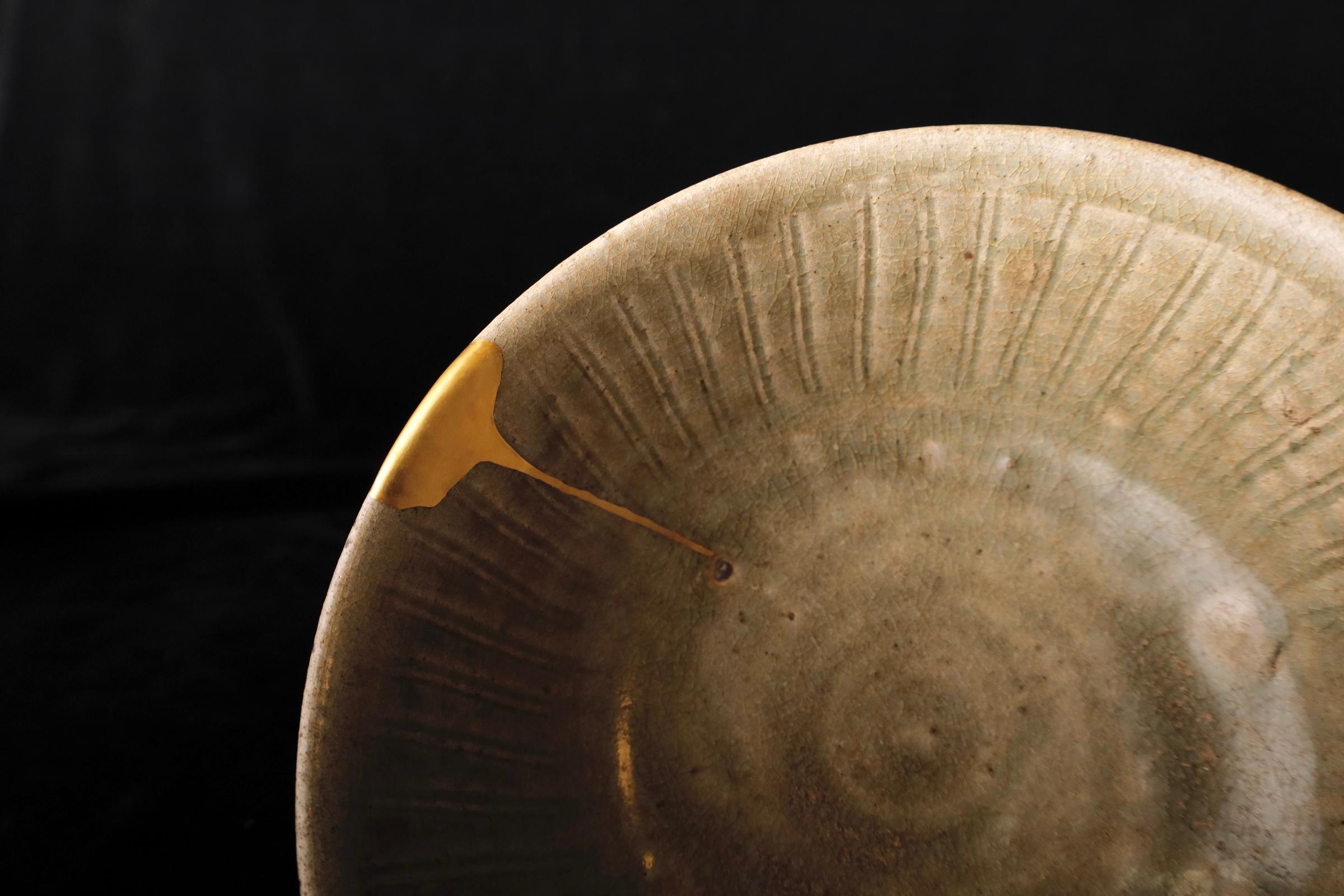 Raro cuenco de cerámica vidriada verde con kintsugi, Reino de Sukhothai (Siglos XIII-XIV) siglo XVIII y antes en venta