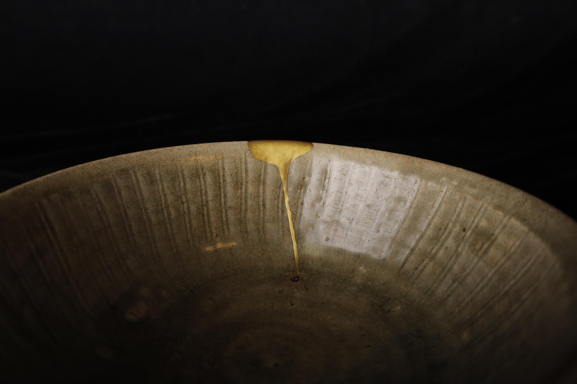 Raro cuenco de cerámica vidriada verde con kintsugi, Reino de Sukhothai (Siglos XIII-XIV) Cerámico en venta