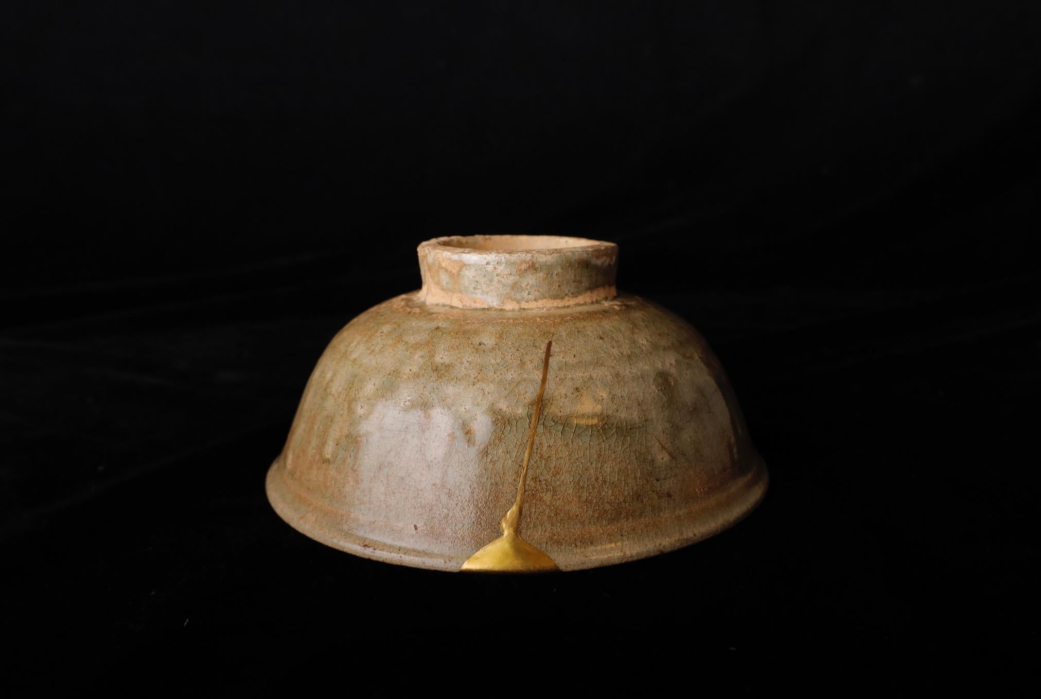Raro cuenco de cerámica vidriada verde con kintsugi, Reino de Sukhothai (Siglos XIII-XIV) en venta 1