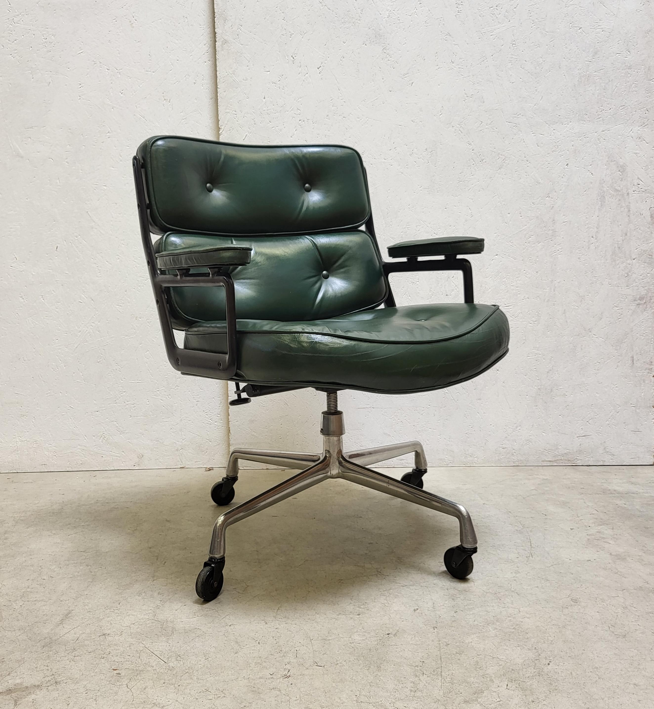 Rare chaise de vestibule verte modèle ES107 produite par Herman Miller. 
La chaise est composée d'un cadre en aluminium noir sur une base en aluminium poli.
Combinaison de couleurs très rare et édition ES107 la plus large.

La chaise est équipée