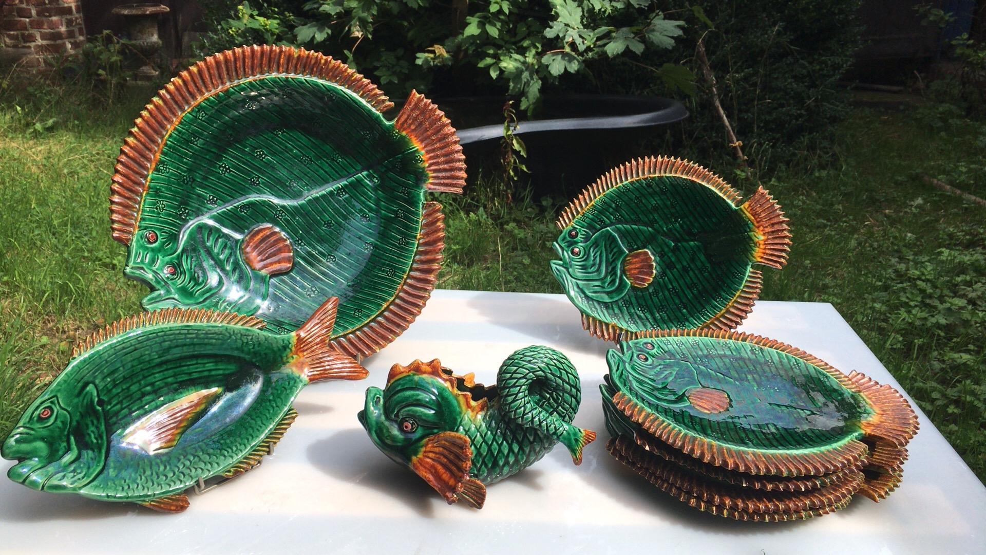 A rare green Majolica set of fish service signed Bavent Circa 1930.
Included 8 pieces.
A fish saucer H / 5.3