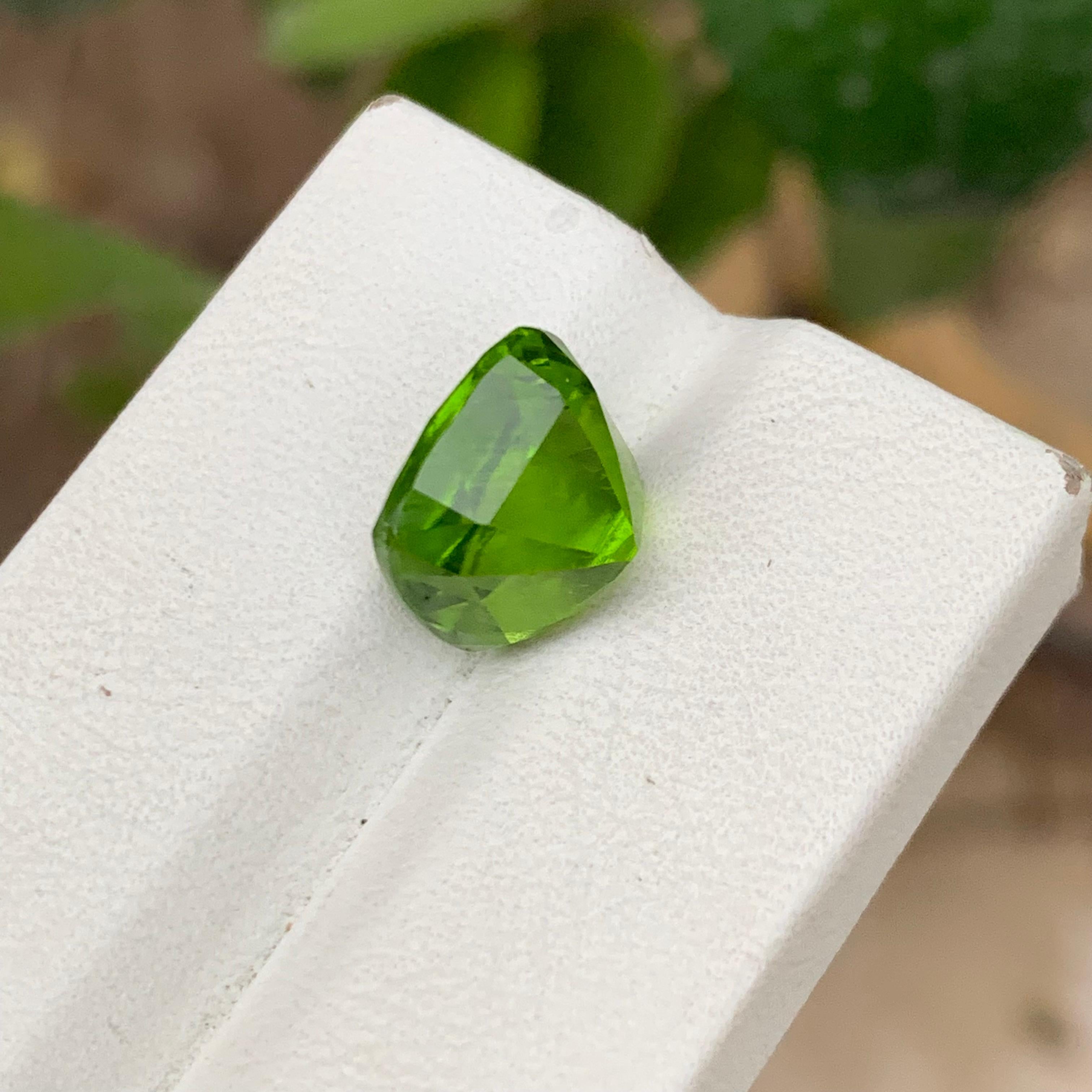 Femenino o masculino Piedra natural verde de peridoto, talla cojín de 7,35 ct para anillo, joyería colgante