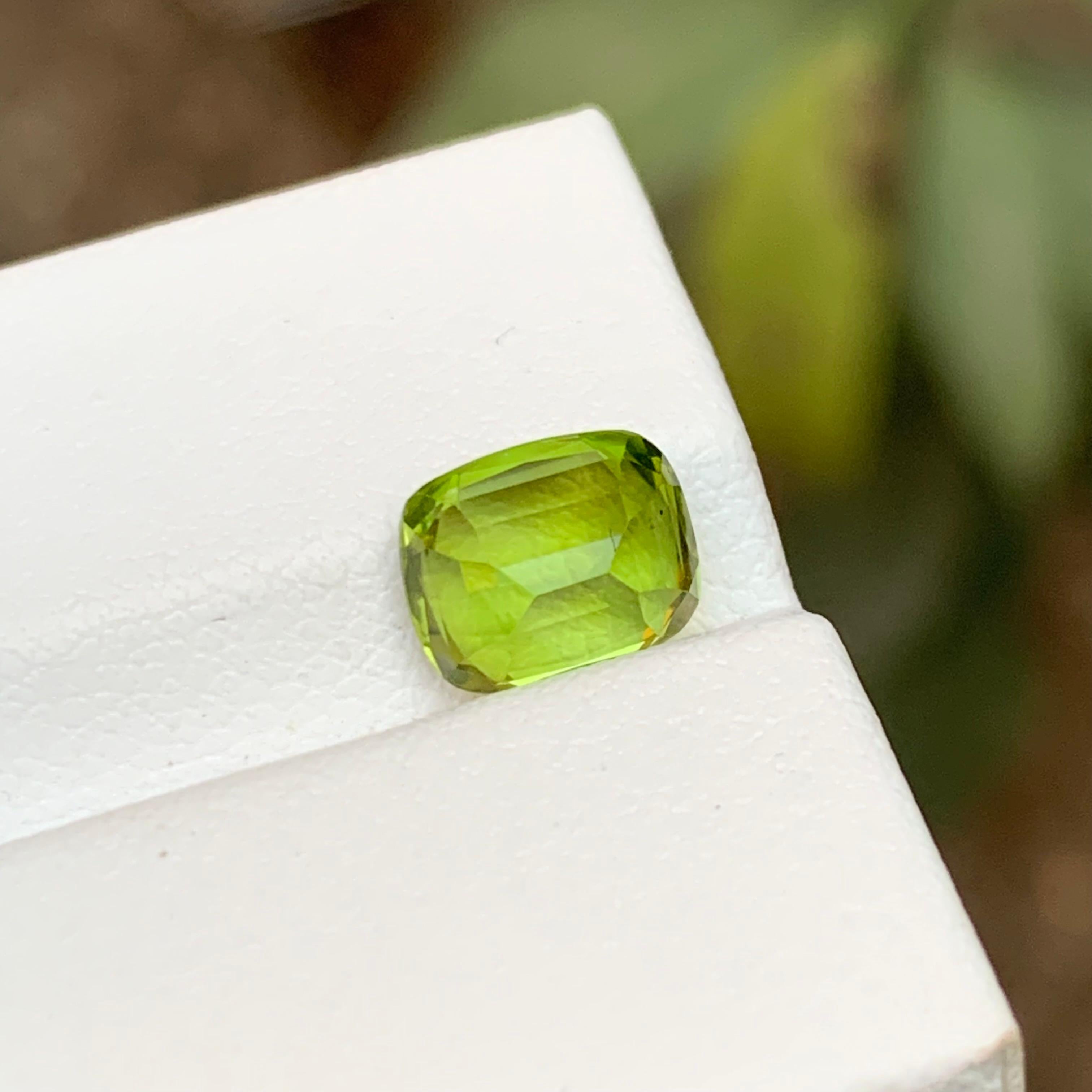 Pierre précieuse non sertie péridot vert naturel rare, 2,30 carats, taille coussin idéale pour bague en vente 4