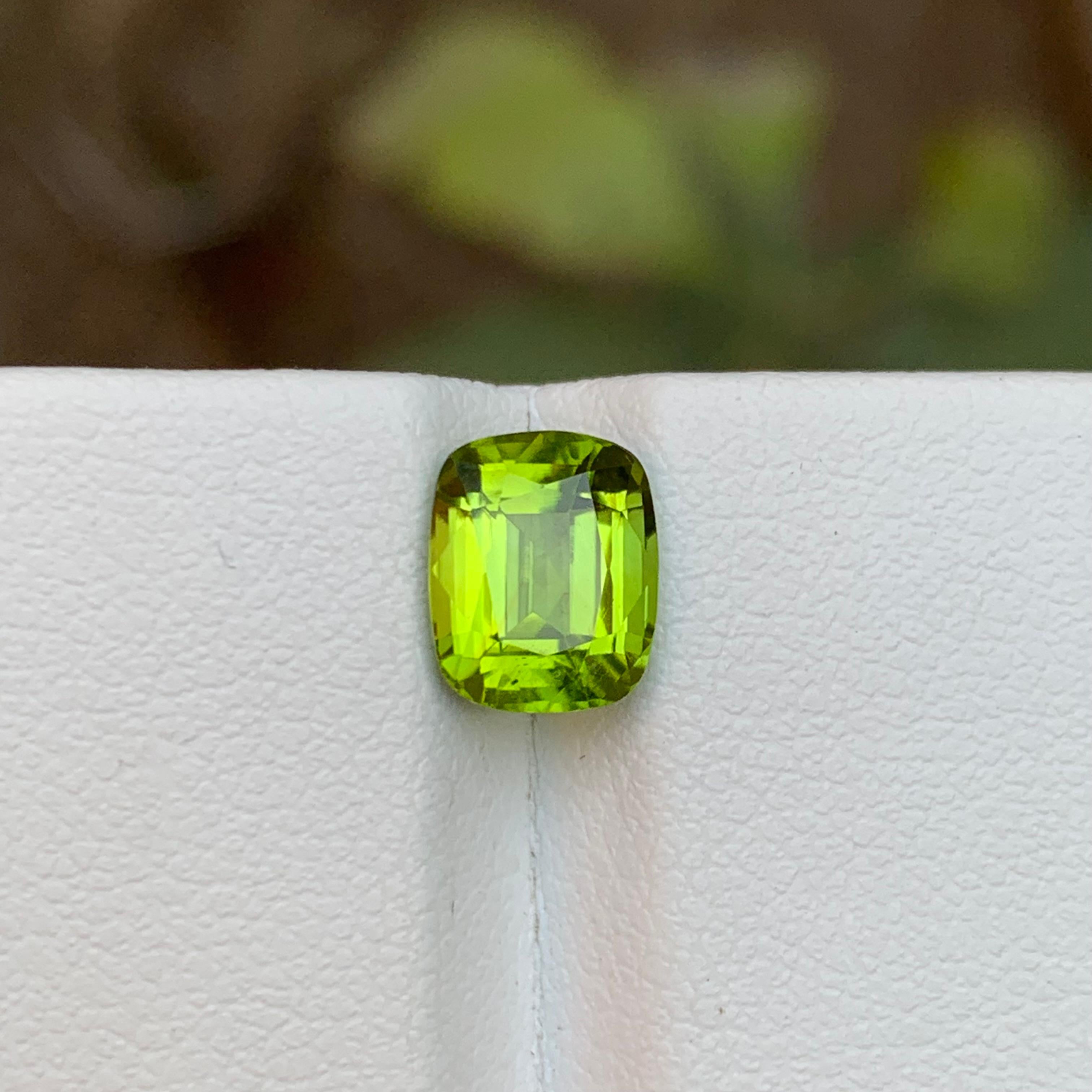 Pierre précieuse non sertie péridot vert naturel rare, 2,30 carats, taille coussin idéale pour bague en vente 6