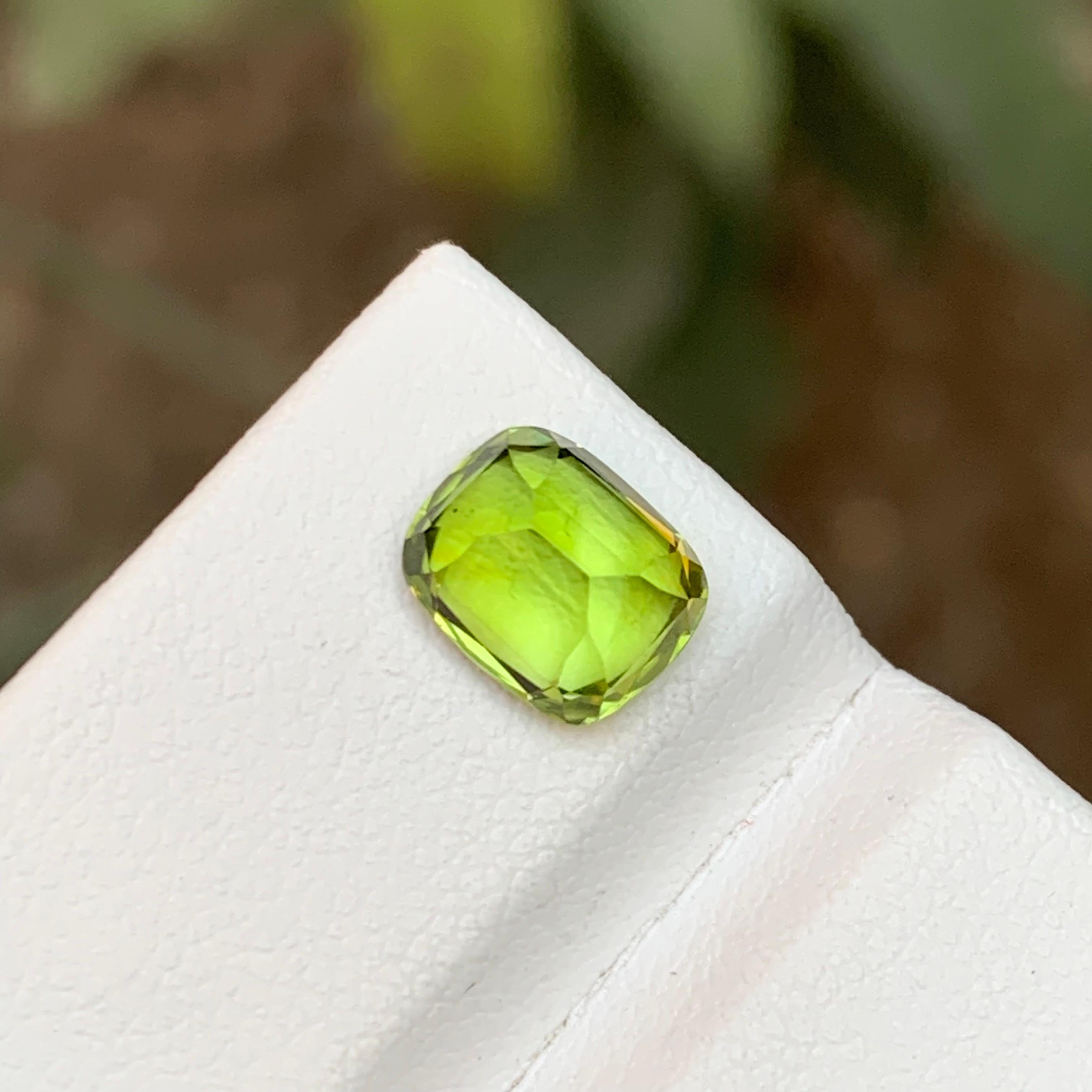 Rare Green Natural Peridot Loose Gemstone, 2.30 Ct Cushion Cut Ideal for Ring In New Condition For Sale In Peshawar, PK