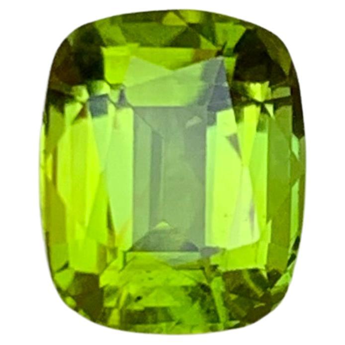 Pierre précieuse non sertie péridot vert naturel rare, 2,30 carats, taille coussin idéale pour bague