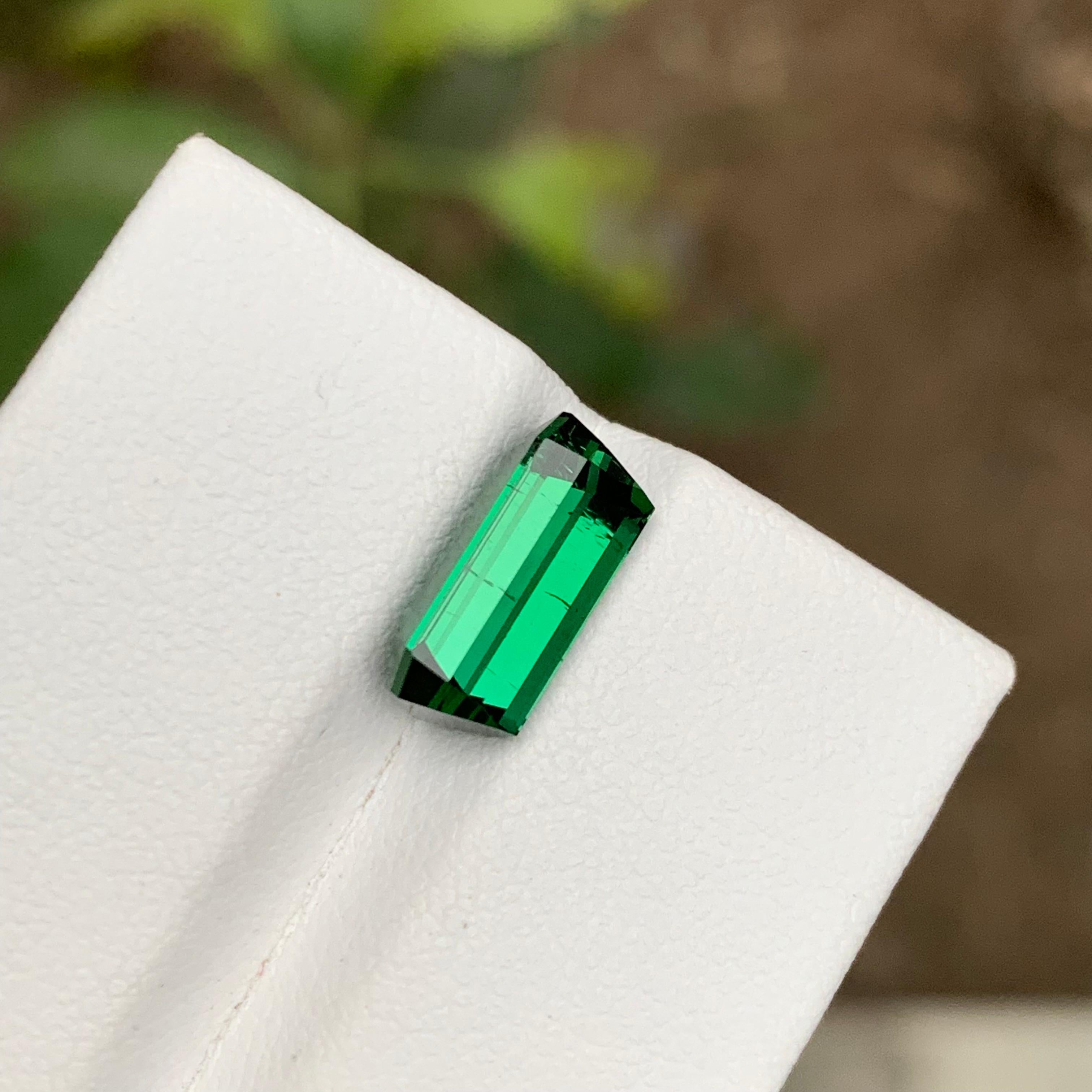 Rare Green Natural Tourmaline Gemstone, 3.85 Carat Emerald Cut for Ring/Pendant In New Condition In Peshawar, PK