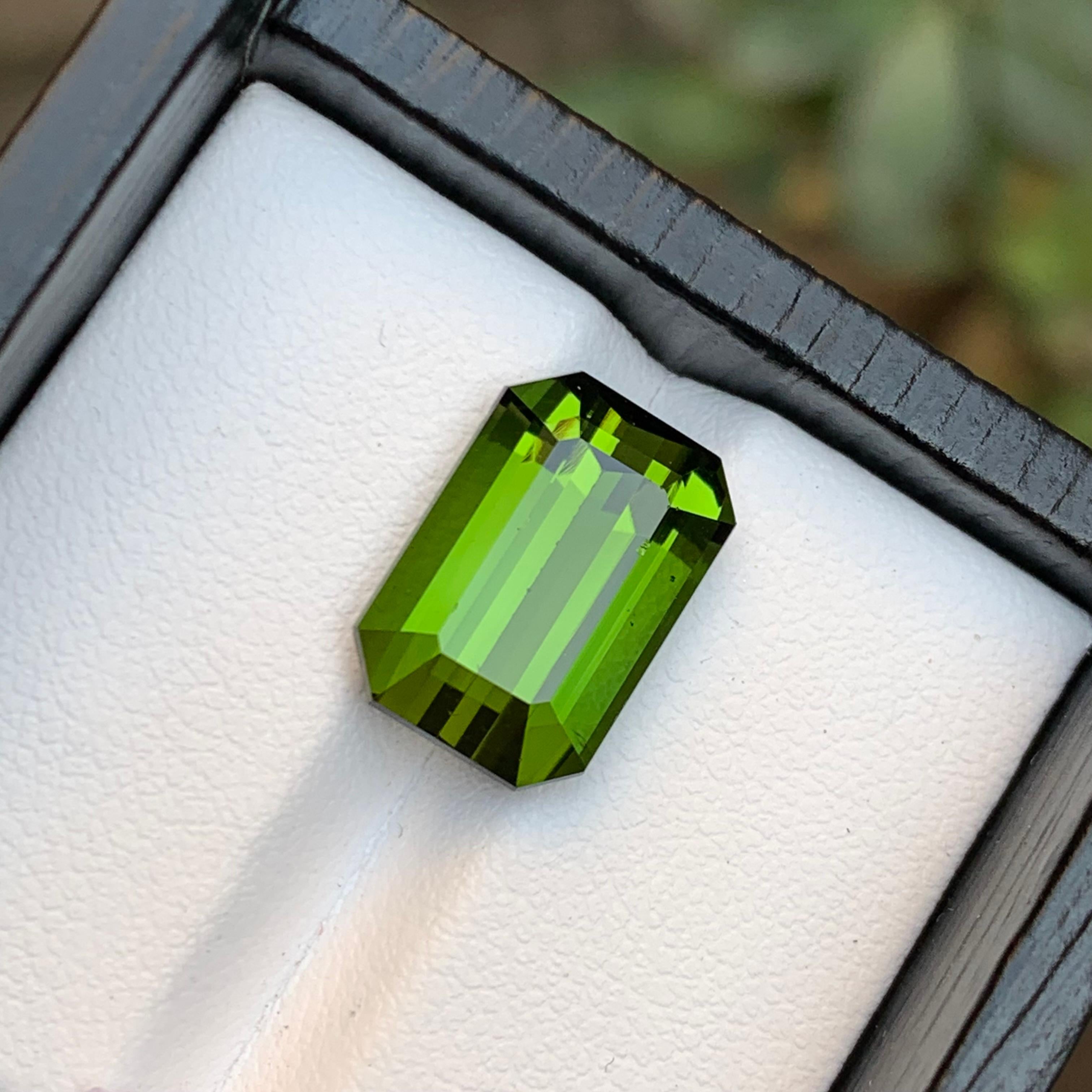 Rare tourmaline naturelle verte non sertie, taille émeraude 7,75 carats en vente 3