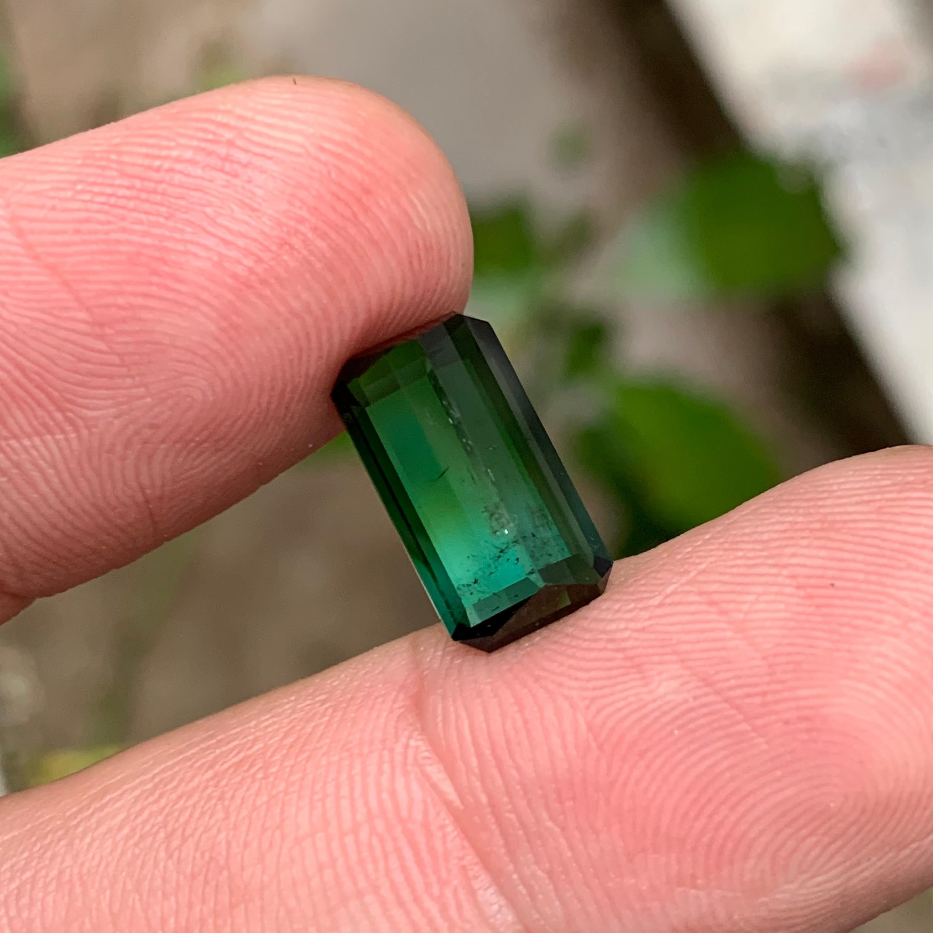 Seltener grüner & neonblauer zweifarbiger Turmalin Edelstein, 5,05 Karat Smaragdschliff für Ring im Angebot 1