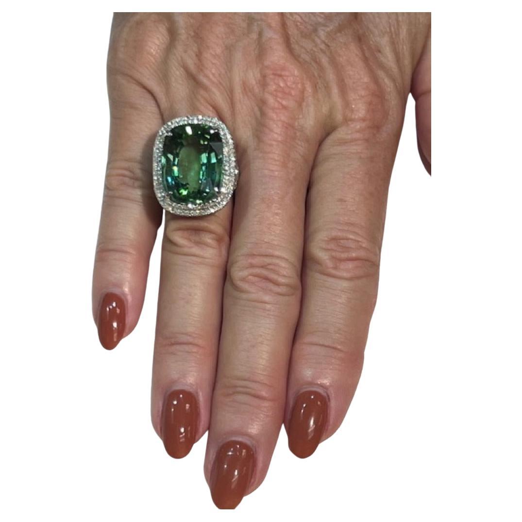 Contemporaneo Raro anello con tormalina verde da 31,60 carati e pavé di diamanti Paradizia in vendita