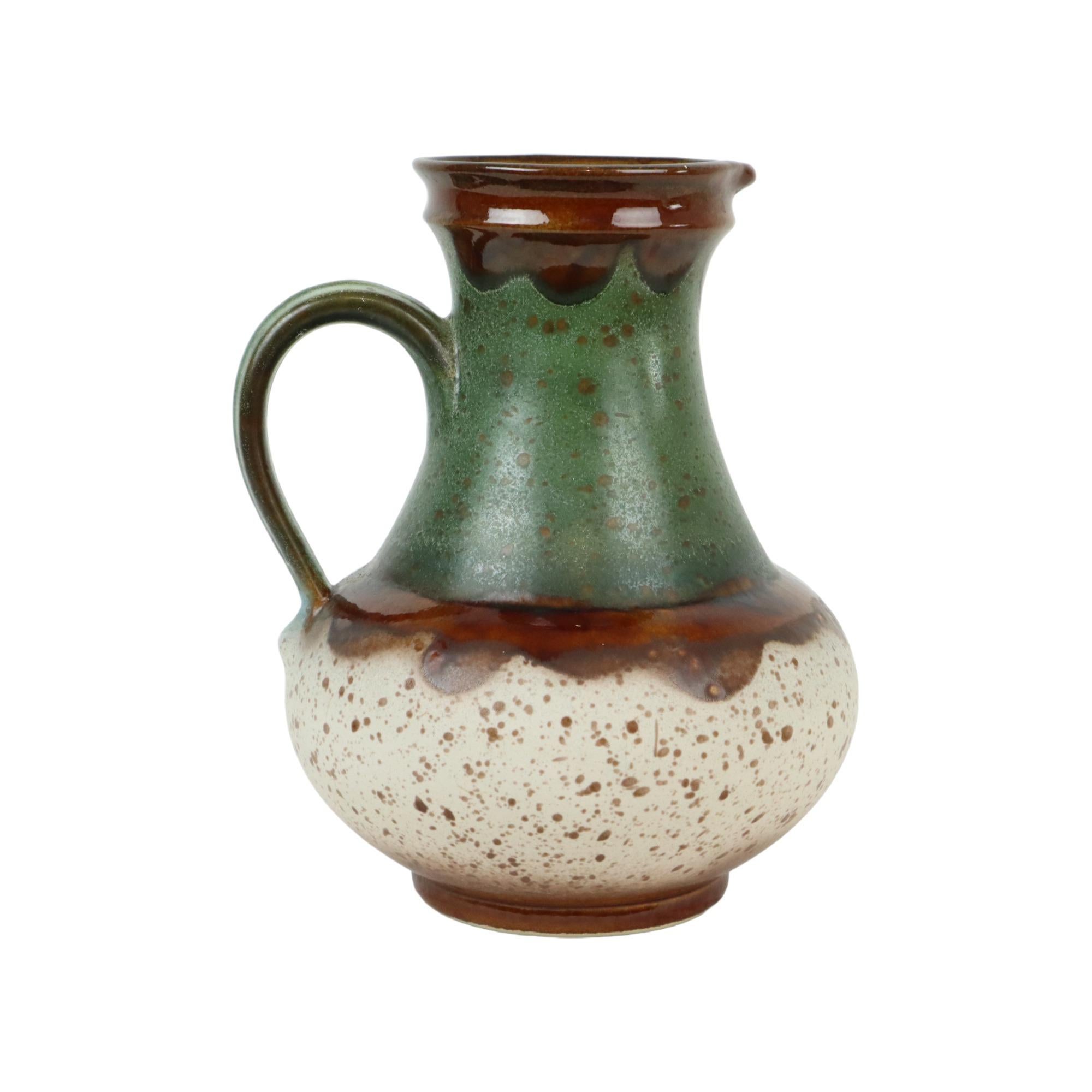 Raro vaso della Germania Occidentale, molto raro in questo modello di colore, terracotta smaltata verde e marrone e un motivo a terrazzo opaco sul fondo, vaso di Ü-Keramik (Uebelacker), anni '60-'70, numerato 1808-30 sul fondo.

Germania Ovest era