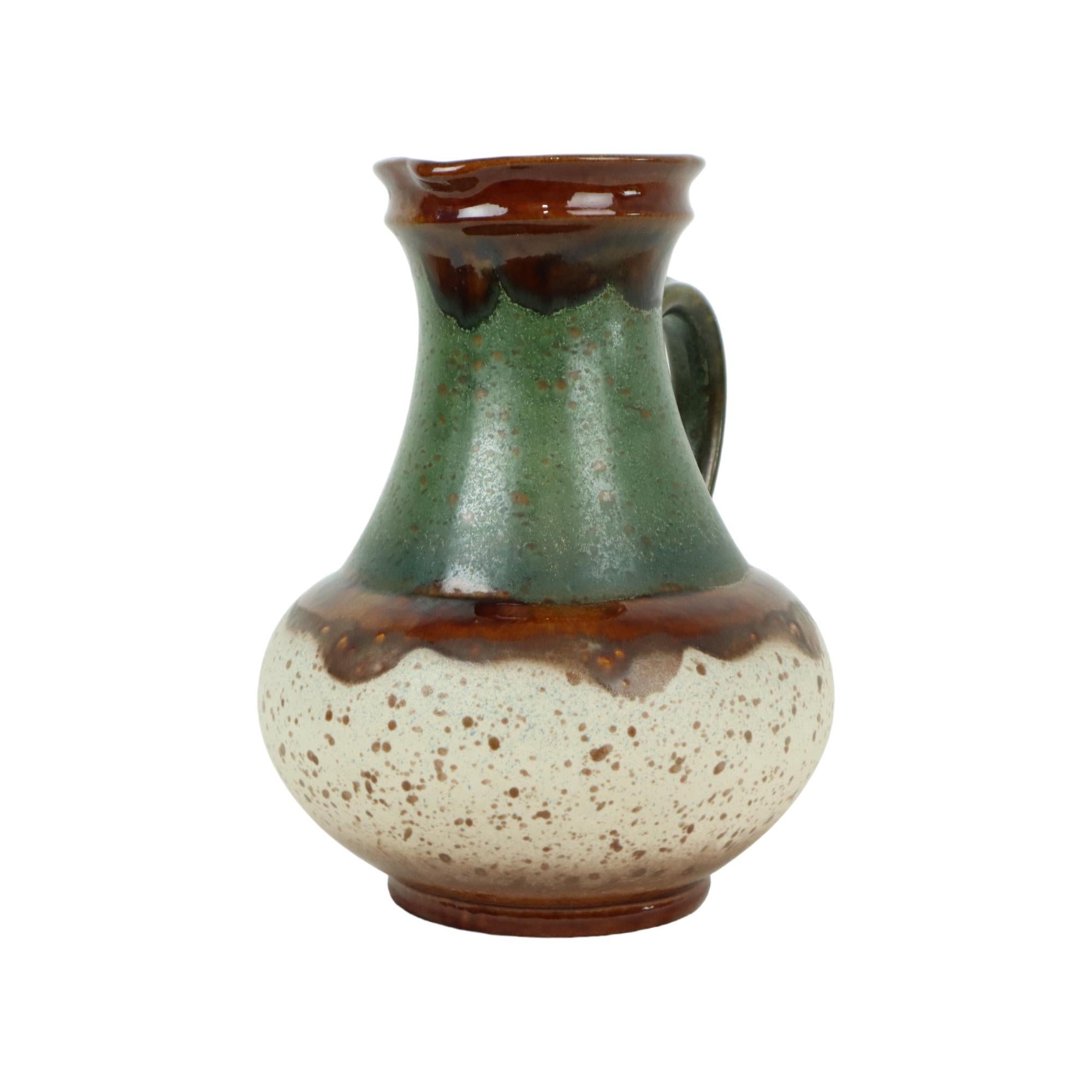 Metà XX secolo Raro vaso verde Terrazzo Germania Ovest in terracotta Ü-Keramik 1808-30 in vendita
