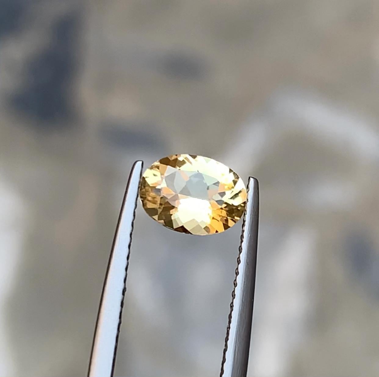Rare Greenish Yellow Natural Heliodor (Beryl) Gemstone, 0.95 Ct Oval Cushion Cut In New Condition For Sale In Peshawar, PK