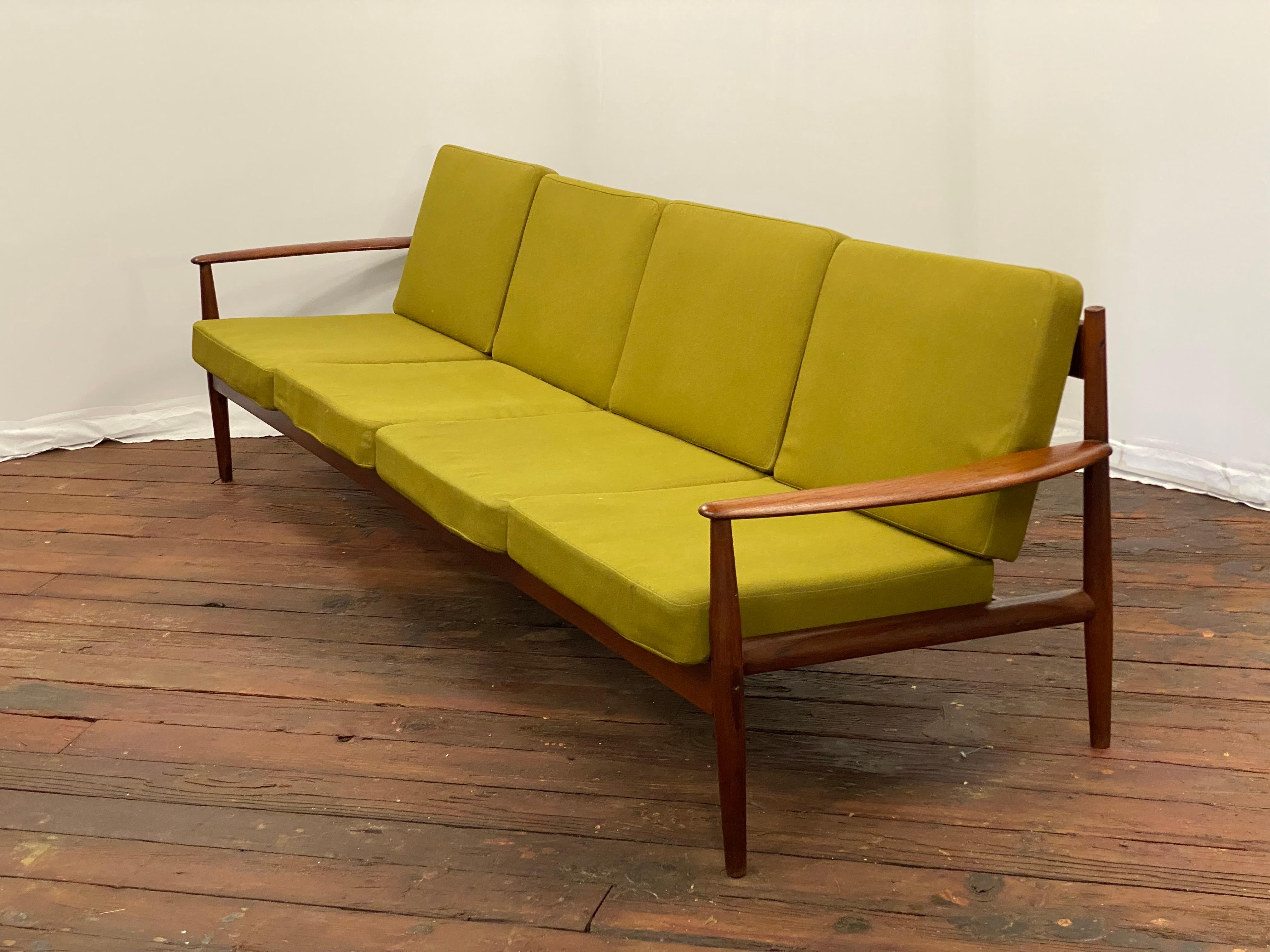 Scandinavo moderno Raro divano moderno danese a quattro posti in teak di Grete Jalk per France and Son in vendita