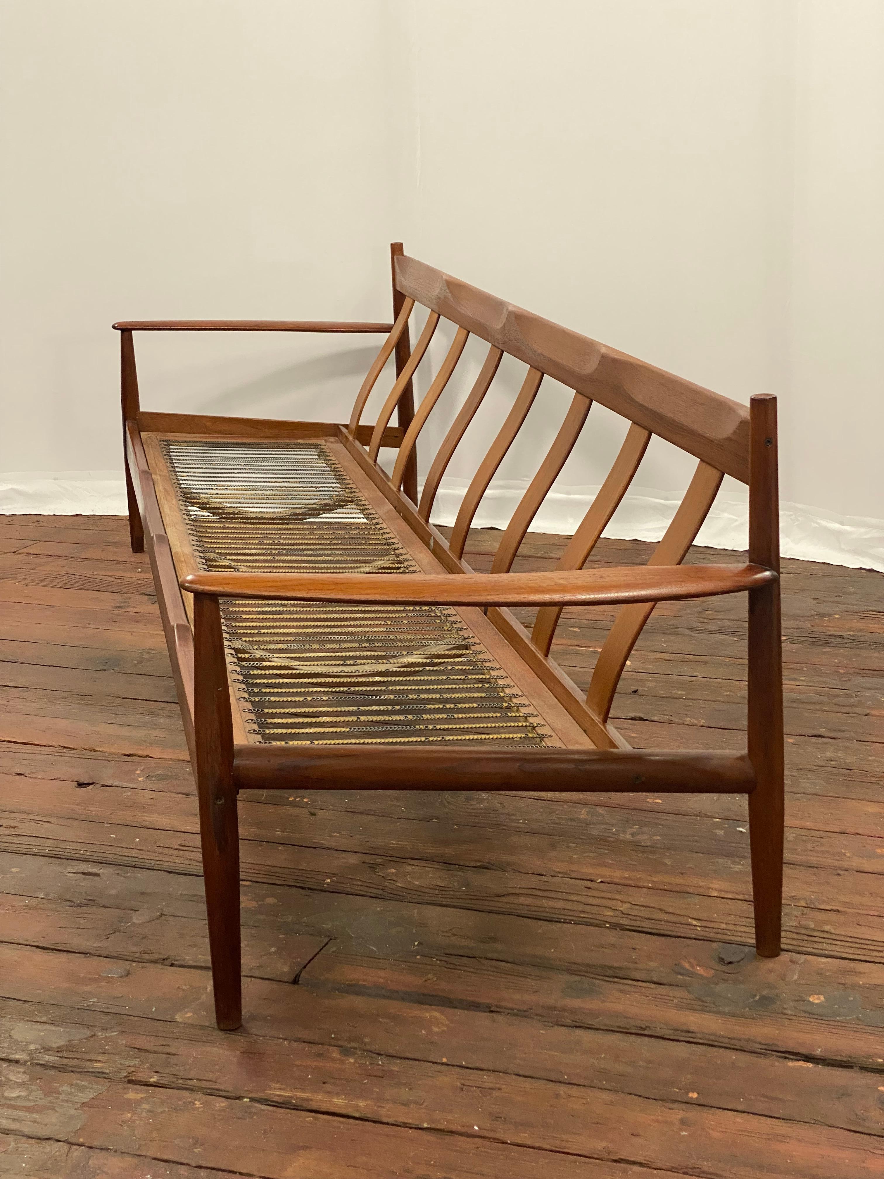 Metà XX secolo Raro divano moderno danese a quattro posti in teak di Grete Jalk per France and Son in vendita