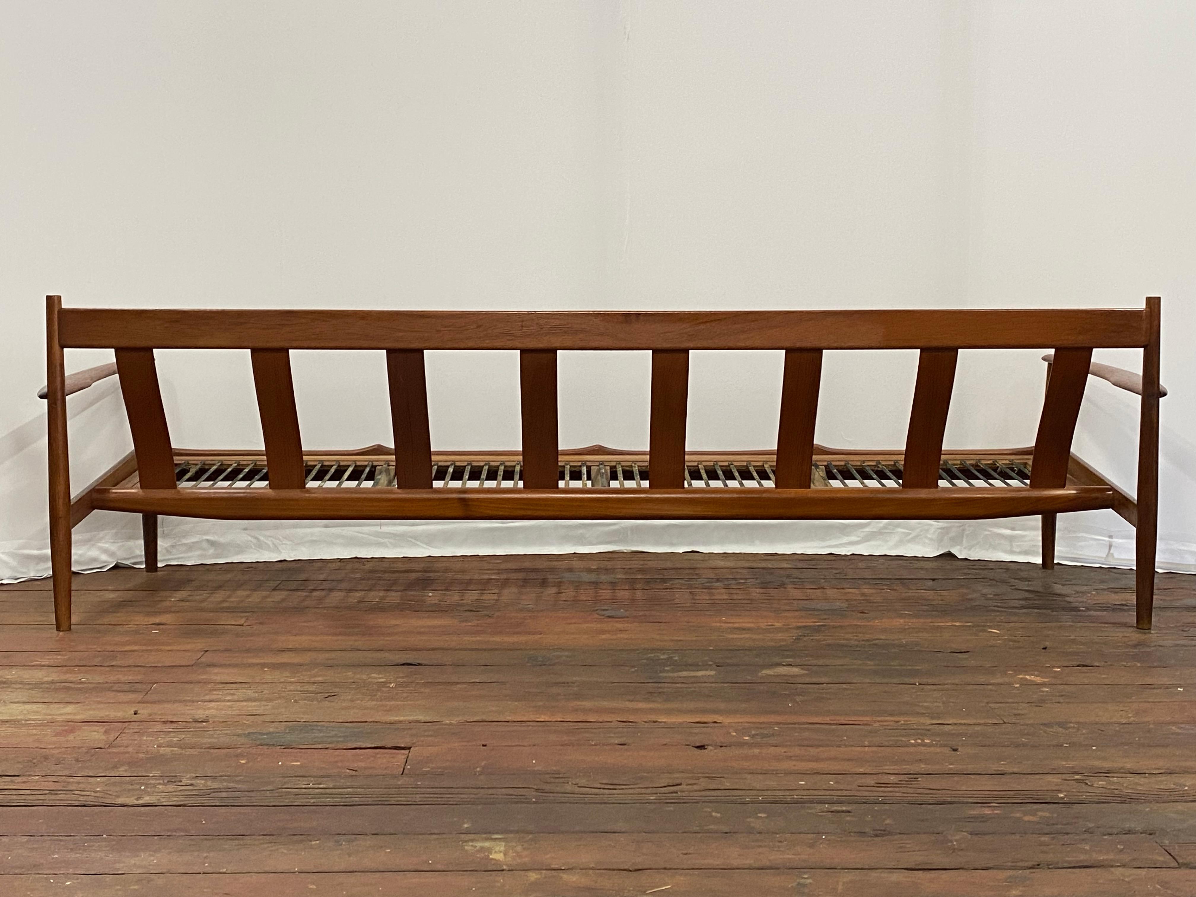 Metallo Raro divano moderno danese a quattro posti in teak di Grete Jalk per France and Son in vendita