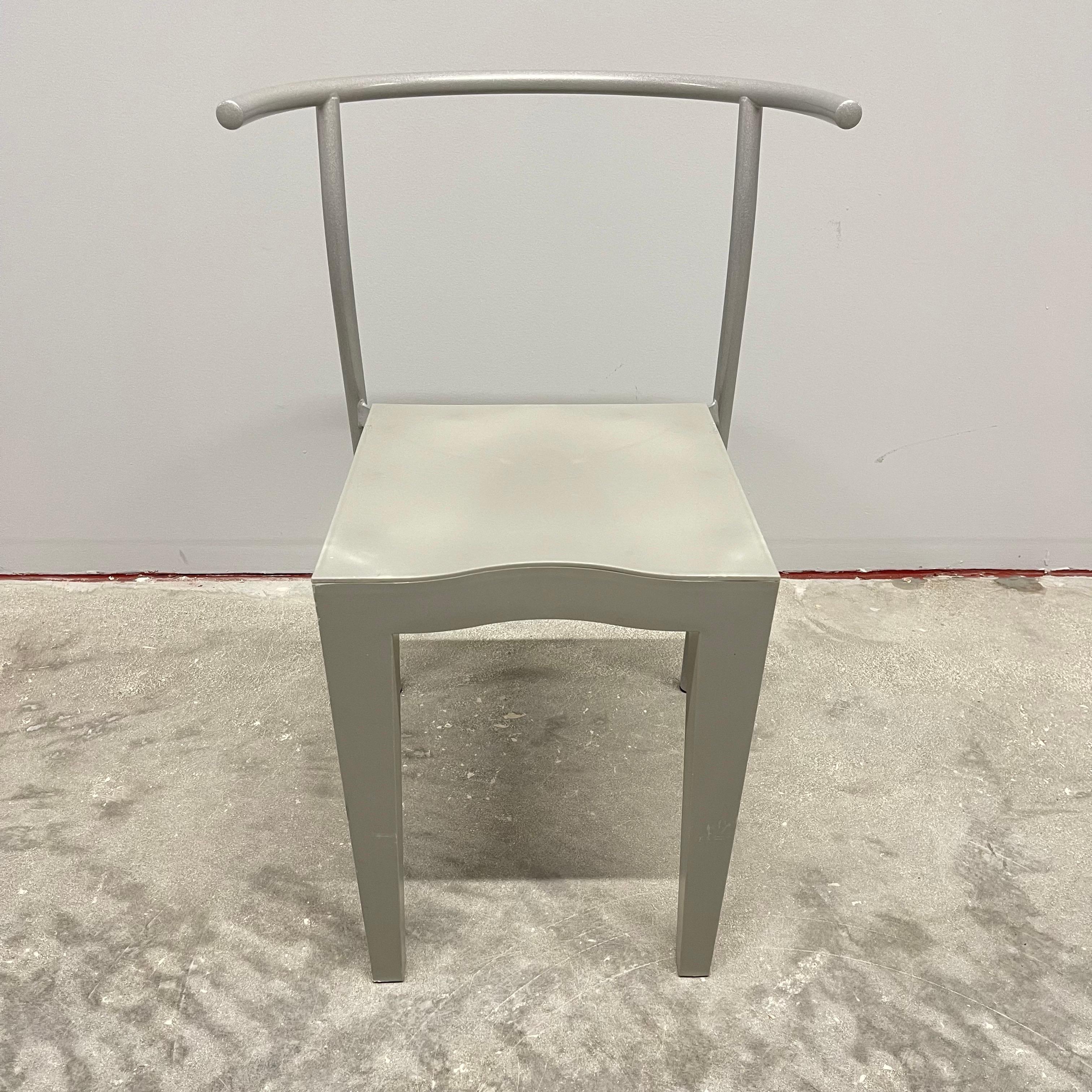 La chaise iconique Dr Glob. Design post-moderne réalisé en propylène moulé gris rare avec un dossier et des pieds en acier peint en poudre gris. Conçu par Philippe Starck pour Kartell, 1990.