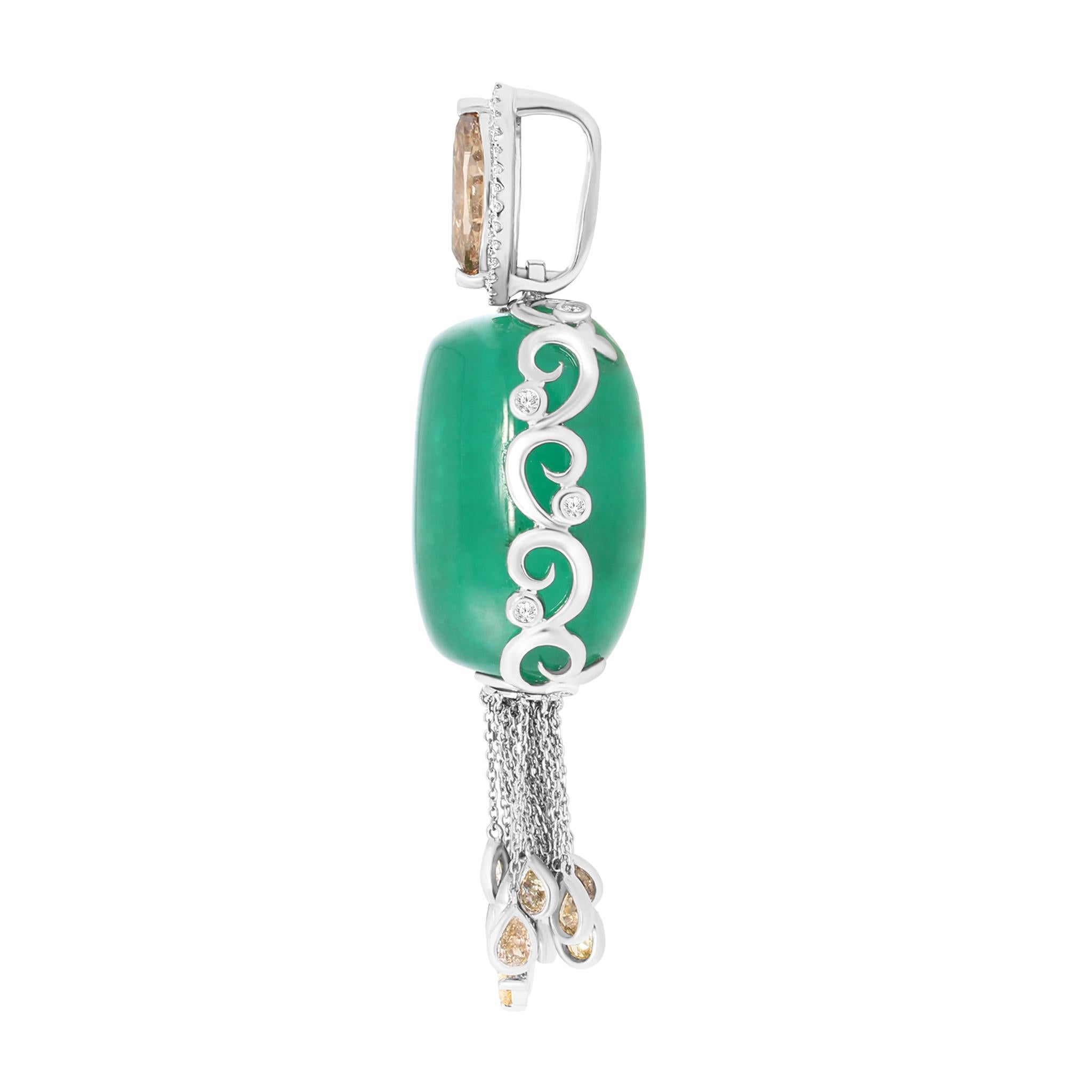 Eleva il tuo stile con l'affascinante ciondolo Creation Cabachon Emerald.

Realizzato in oro bianco 18ct, questo pendente presenta un diamante champagne taglio marquise circondato da 28 diamanti rotondi taglio brillante.  Di seguito è riportato un